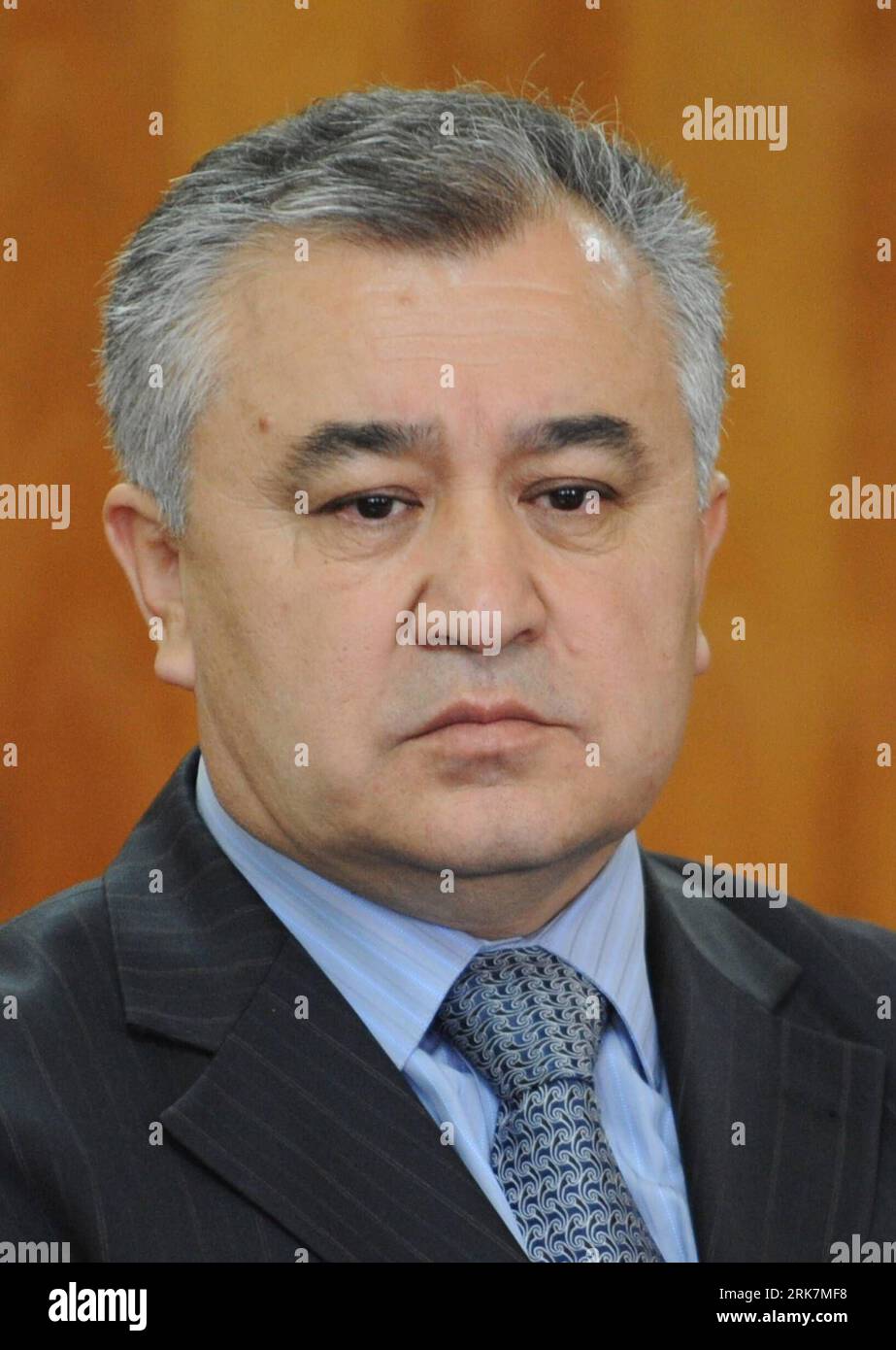 Bildnummer: 53928014  Datum: 08.04.2010  Copyright: imago/Xinhua  Omurbek Tekebayev, chairman of the opposition Ata-jurt movement (fatherland), attends a press conference in Bishkek, capital of Kyrgyzstan, April 8, 2010. Kyrgyz opposition parties on Thursday formed an interim coalition government, while President  refused to step down after clashes that left at least 75 dead and another 1,000 injured. (Xinhua/Sadat) (lmz) (5)KYRGYZSTAN-BISHKEK-UNREST-PRESS CONFERENCE PUBLICATIONxNOTxINxCHN Politik Putsch Kirgistan People Übergangsregierung Porträt PK Premiumd xint kbdig xub 2010 hoch  / Revolu Stock Photo
