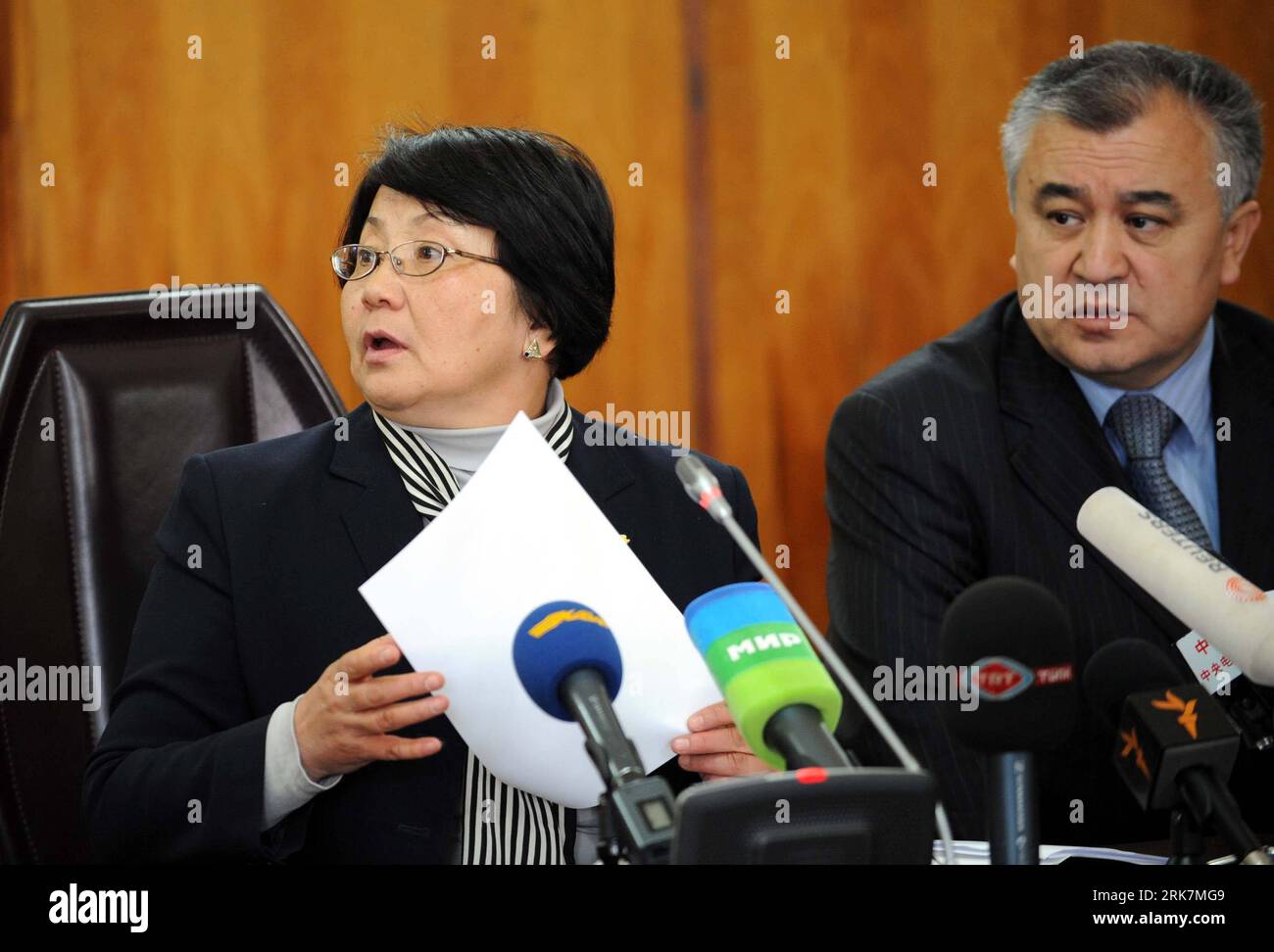 Bildnummer: 53928009  Datum: 08.04.2010  Copyright: imago/Xinhua  Interim government leader Roza Otunbayeva (L) and Omurbek Tekebayev, chairman of the opposition Ata-jurt movement (fatherland), attend a press conference in Bishkek, capital of Kyrgyzstan, April 8, 2010. Kyrgyz opposition parties on Thursday formed an interim coalition government, while President  refused to step down after clashes that left at least 75 dead and another 1,000 injured. (Xinhua/Sadat) (lmz) (19)KYRGYZSTAN-BISHKEK-UNREST-PRESS CONFERENCE PUBLICATIONxNOTxINxCHN Politik Putsch Kirgistan People Übergangsregierung kbdi Stock Photo