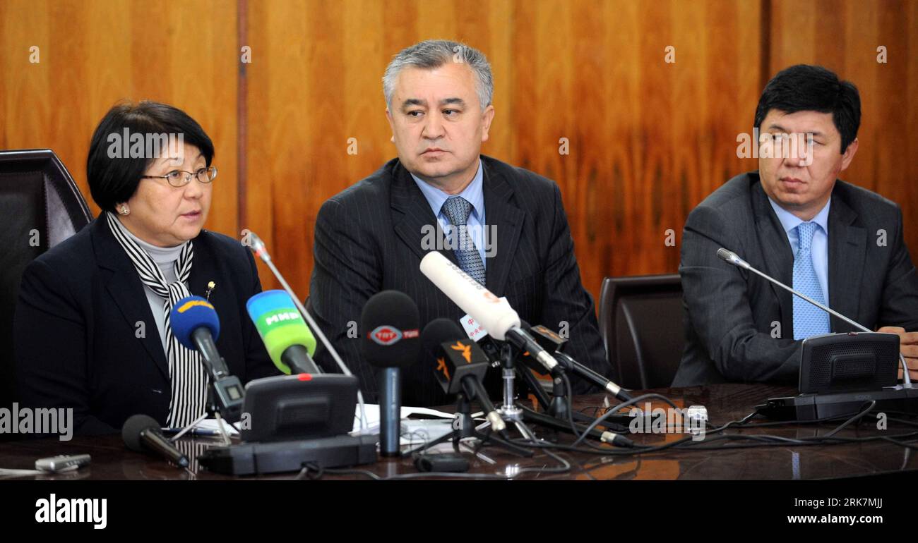 Bildnummer: 53928007  Datum: 08.04.2010  Copyright: imago/Xinhua  Interim government leader Roza Otunbayeva (L), Omurbek Tekebayev (C), chairman of the opposition Ata-jurt movement (fatherland), and opposition leader Temir Sariyev attend a press conference in Bishkek, capital of Kyrgyzstan, April 8, 2010. Kyrgyz opposition parties on Thursday formed an interim coalition government, while President  refused to step down after clashes that left at least 75 dead and another 1,000 injured. (Xinhua/Sadat) (lmz) (10)KYRGYZSTAN-BISHKEK-UNREST-PRESS CONFERENCE PUBLICATIONxNOTxINxCHN Politik Putsch Kir Stock Photo