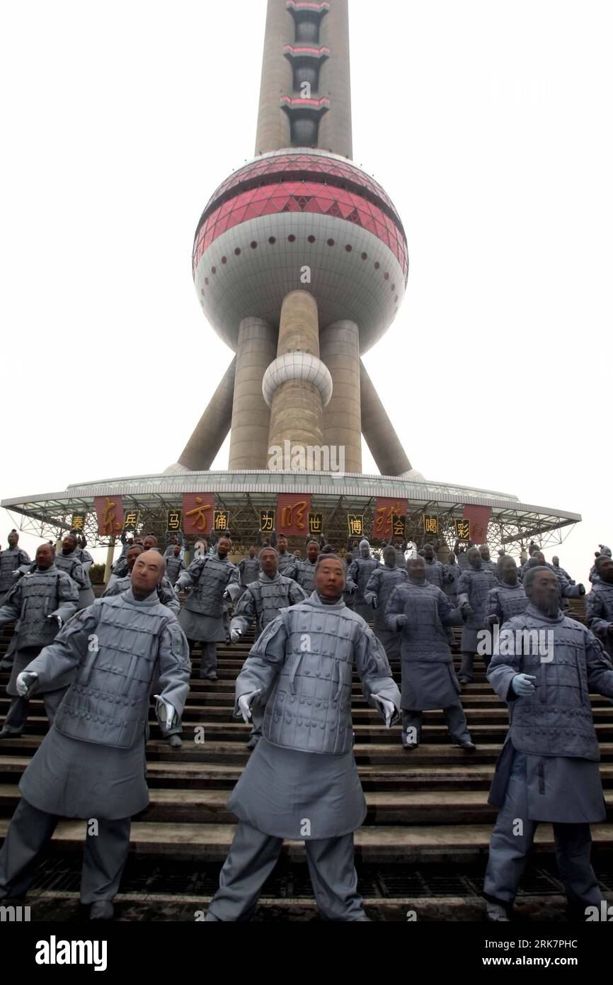 Bildnummer: 53932506  Datum: 10.04.2010  Copyright: imago/Xinhua (100411) -- SHANGHAI, April 11, 2010 (Xinhua) -- A phalanx of Terracotta Army show is being put on at the square of Oriental Pearl TV Tower, as one of the series activities of prelude to the 2010 Shanghai Word Expo, in Shanghai, east China, April 10, 2010. As a large tour promotion activity organized by Xi an City by joining hands with the 2010 Shanghai World Expo, the 100 persons phalanx of Terracotta Army of Emperor Qinshihuang held a road round show on the Oriental Pearl Tower Square and Nanjing Road on Saturday, which attract Stock Photo