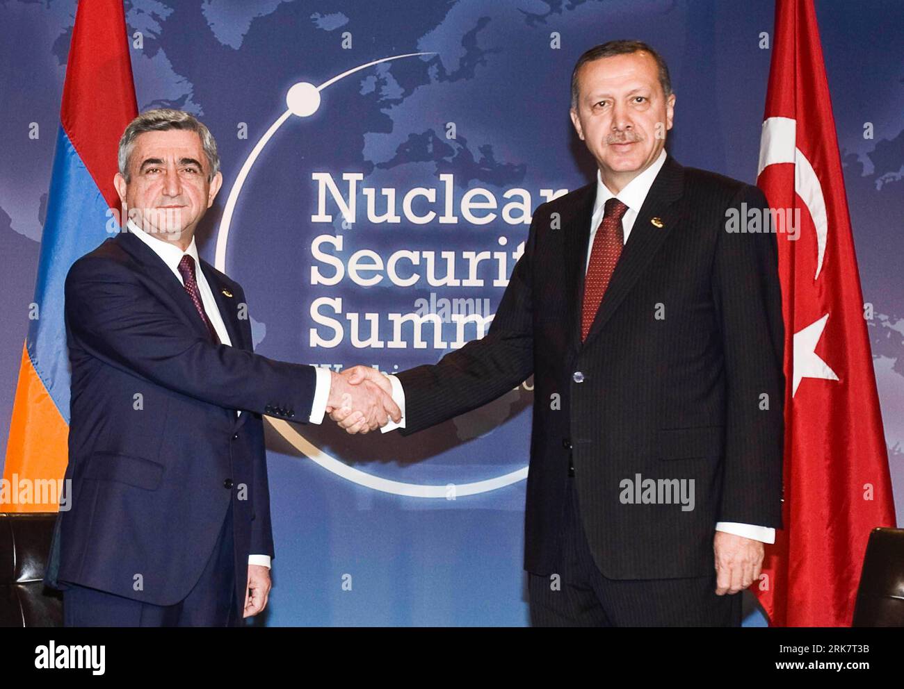 Turkish Prime Minister Recep Tayyip Erdogan (R) meets with Armenian President Serzh Sargsyan on the sidelines of the Nuclear Security Summit in Washington D.C., capital of the United States, April 12, 2010. (Xinhua/Anadolu Agency) (zw) (2)U.S.-WASHINGTON-TURKEY-ARMENIA-MEETING PUBLICATIONxNOTxINxCHN Stock Photo