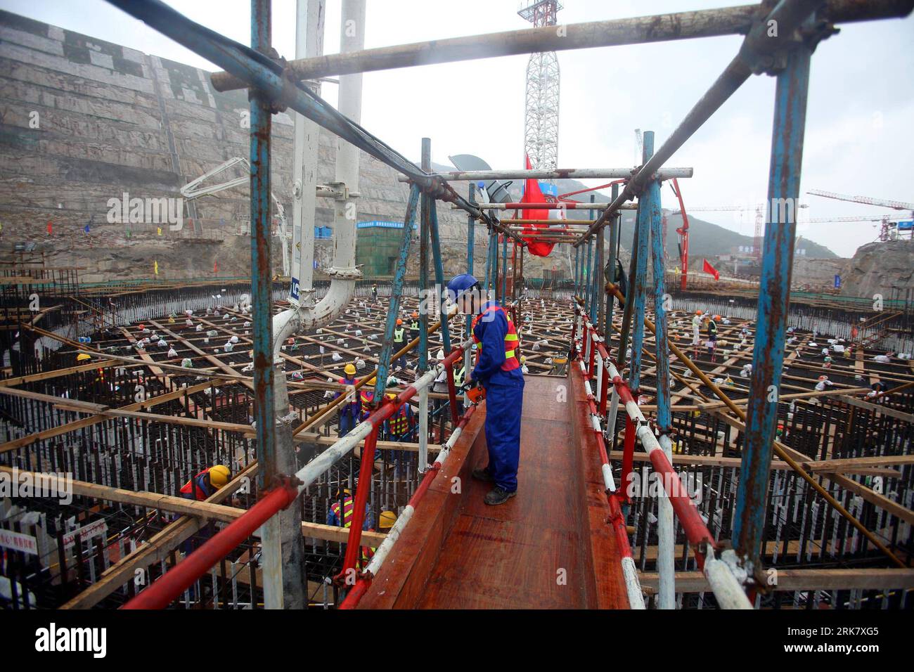 Bildnummer: 53943917  Datum: 15.04.2010  Copyright: imago/Xinhua (100416) -- TAISHAN, April 16, 2010 (Xinhua) -- A worker inspects the project of pouring concrete with metal for stress-reinforcement on the construction site of the power-generating unit No.2 under the first phase project of the Taishan Nuclear Power Station, installed with two units with 1.75 million Kilowatts, which kicks off construction formally, in Taishan, south China s Guangdong Province, April 15, 2010. China has stepped up the construction of nuclear power infrastructure, approving two nuclear power units with a capacit Stock Photo