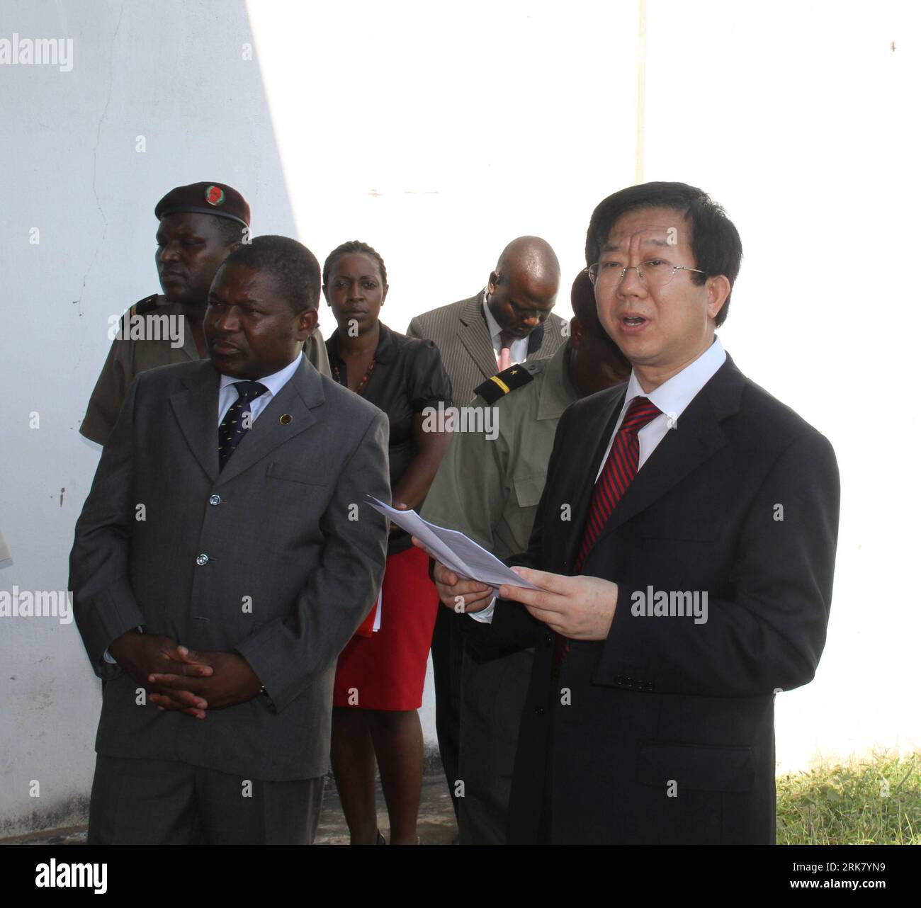 Bildnummer: 53946502 Datum: 16.04.2010 Copyright: imago/Xinhua (100416) --  MAPUTO, April 16, 2010 (Xinhua) -- Lei Tongli (R), charge d affaires of the  Chinese Embassy to Mozambique, speaks during the hand-over ceremony in