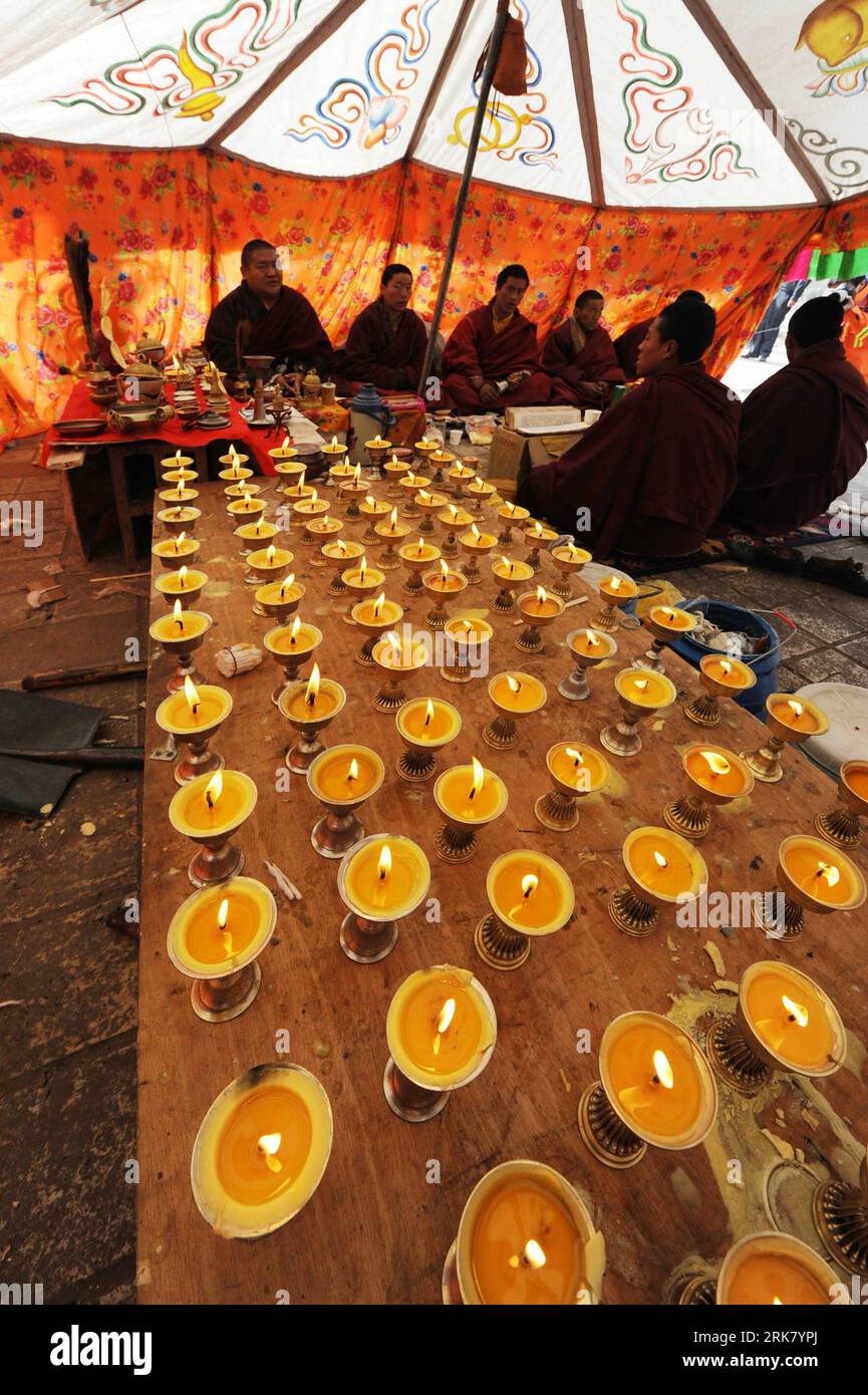 Bildnummer: 53946718  Datum: 17.04.2010  Copyright: imago/Xinhua (100417) -- YUSHU, April 17, 2010 (Xinhua) -- Monks chant prayers for the victims in a tent in quake-hit Gyegu Town of Yushu County, northwest China s Qinghai Province, April 17, 2010. (Xinhua/Li Ziheng) (zl) (4)CHINA-YUSHU-QUAKE-CHANTING (CN) PUBLICATIONxNOTxINxCHN Gesellschaft Naturkatastrophe Erdbeben Mönche beten kbdig xsk 2010 hoch  o0 Religion Buddhismus    Bildnummer 53946718 Date 17 04 2010 Copyright Imago XINHUA  Yushu April 17 2010 XINHUA Monks Chant Prayers for The Victims in a Tent in Quake Hit  Town of Yushu County N Stock Photo
