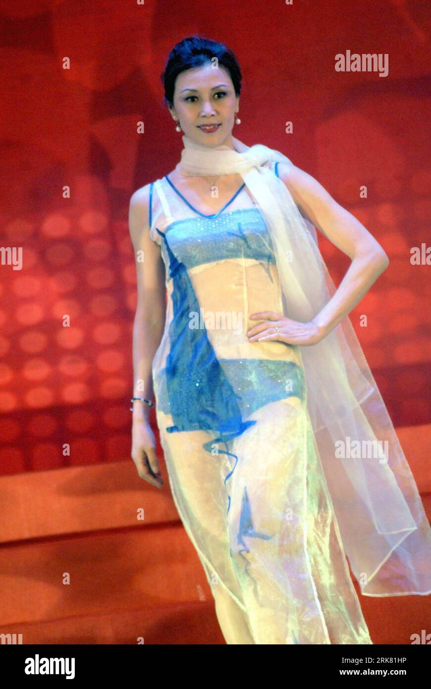 Bildnummer: 53955466  Datum: 18.04.2010  Copyright: imago/Xinhua (100419) -- SHANGHAI, April 19, 2010 (Xinhua) -- A model presents Qipao, a Chinese traditional costume, during a fashion show held in Shanghai International Gym Center in Shanghai, east China, April 18, 2009, during which 2,010 Qipao fans showed their favorite traditional Qipao dresses. (Xinhua/Liu Zheng) (ly) (CN) PUBLICATIONxNOTxINxCHN Kultur Mode Damenmode kbdig xsk 2010 hoch    Bildnummer 53955466 Date 18 04 2010 Copyright Imago XINHUA  Shanghai April 19 2010 XINHUA a Model Presents Qipao a Chinese Traditional costume during Stock Photo