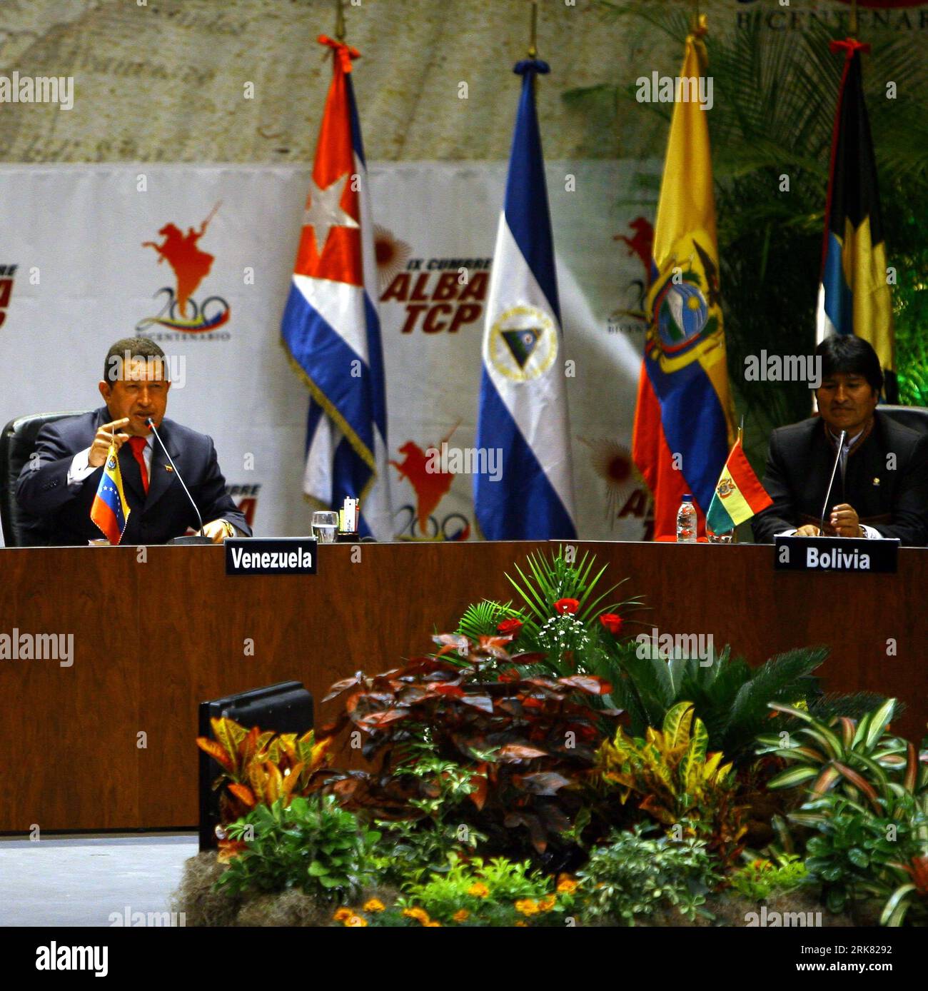Bildnummer: 53957707  Datum: 19.04.2010  Copyright: imago/Xinhua (100420) -- CARACAS, April 20, 2010 (Xinhua) -- Venezuelan President Hugo Chavez (L) speaks at the 9th Bolivarian Alliance for America (ALBA) Summit in Caracas, capital of Venezuela, April 19, 2010. As Latin America celebrates the bicentennial of the beginning of its fight for independence, the eight member nations of ALBA on Monday vowed to further promote political, economic and social integration. (Xinhua/Juan Carlos Hernandez) (zcq) (2)VENEZUELA-CARACAS-ALBA SUMMIT PUBLICATIONxNOTxINxCHN People Politik kbdig xkg 2010 quadrat Stock Photo