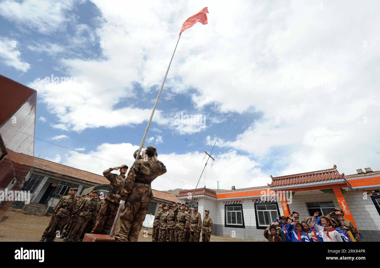 Bildnummer: 53970926  Datum: 23.04.2010  Copyright: imago/Xinhua (100423) -- YUSHU, April 23, 2010 (Xinhua) -- Students of a tent school attend a flag-raising ceremony with soldiers in Laxiu town of quake-hit Tibetan Autonomous Prefecture of Yushu, northwest China s Qinghai Province, April 23, 2010. A renowned PLA troop donated tents to the Hope Primary School and took over the classes for the 13 students here. (Xinhua/Hou Deqiang) (msq) (1)CHINA-YUSHU-QUAKE-TENT SCHOOL PUBLICATIONxNOTxINxCHN Gesellschaft Naturkatatstrophe Erdbeben kbdig xdp 2010 quer o0 Fahnenappell    Bildnummer 53970926 Dat Stock Photo