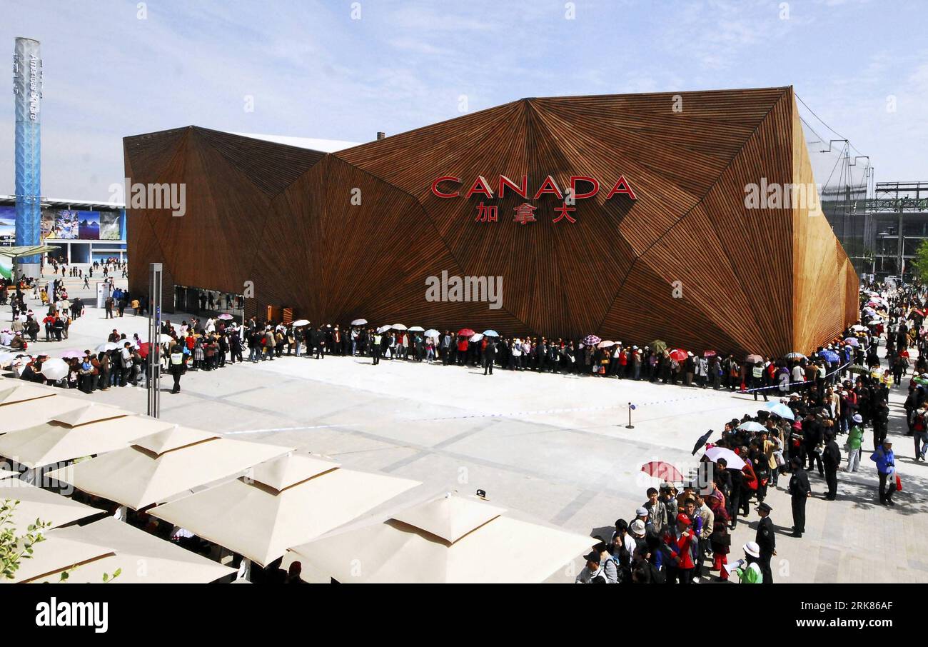 Bildnummer: 53975283  Datum: 25.04.2010  Copyright: imago/Xinhua (100426) -- SHANGHAI, April 26, 2010 (Xinhua) -- Visitors line up in a long queue to get into the Canada Pavilion, in the World Expo Park during the 5th manoeuvre of trial operation for the forthcoming 2010 Shanghai World Expo in Shanghai, east China, April 25, 2010. Organizer take efforts to avert the overcrowded situation and lessen the pressure on reception capacity, as the visitor still amounted to nearly 40,000, the largest of the 5 trial operations. A total of six trial operations are to be held before the World Expo kicks Stock Photo