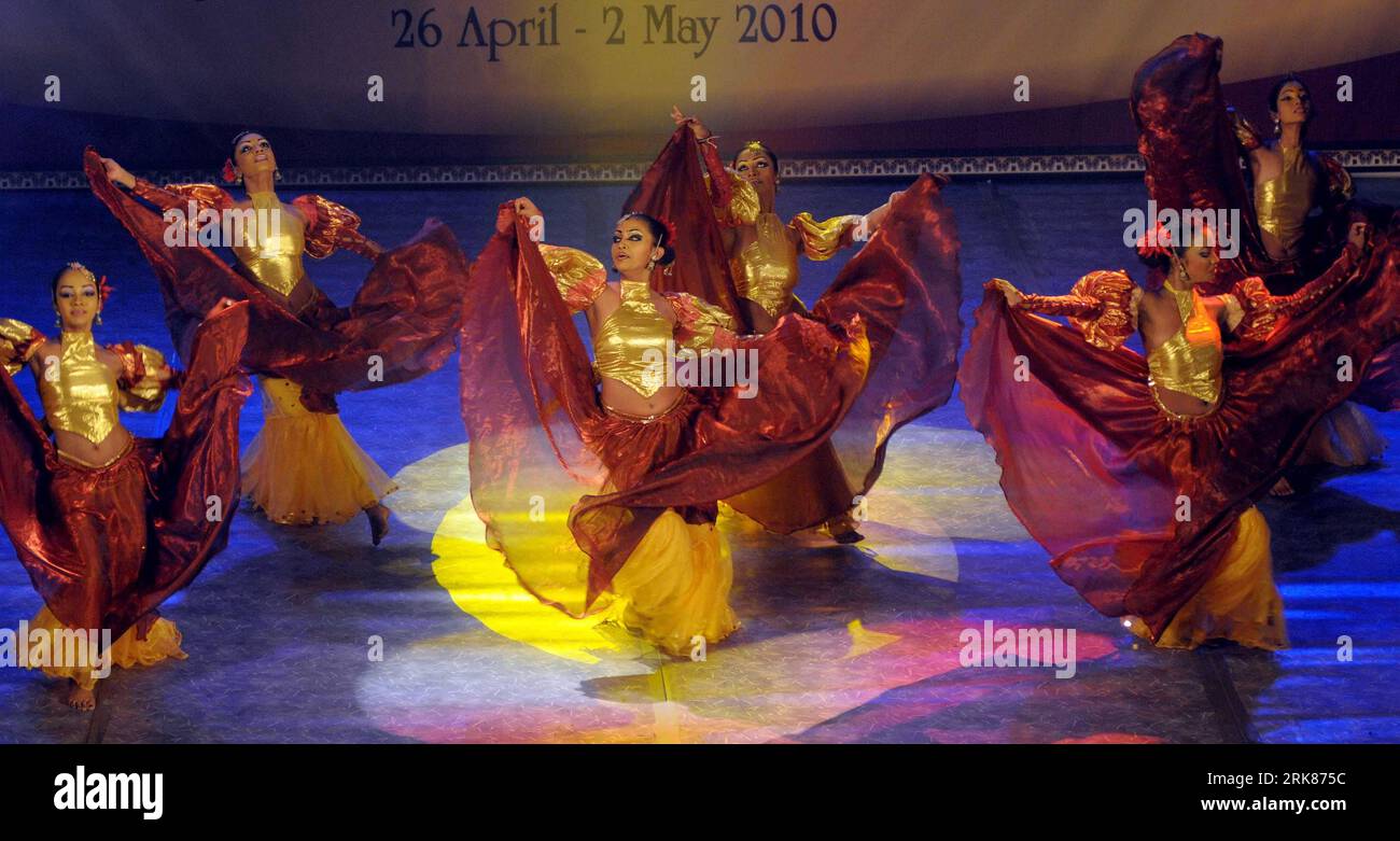 Bildnummer: 53978864  Datum: 26.04.2010  Copyright: imago/Xinhua (100426) -- KUWAIT CITY, April 26, 2010 (Xinhua) -- Dancers from Sri Lanka perform at the inaugural day of Sri Lanka cultural week in Kuwait City, capital of Kuwait, April 26, 2010. The Cultural week, which runs until May 2, includes various cultural and artistic events. (Xinhua/Noufal Ibrahim) (lx) (4)KUWAIT-SRI LANKA-CULTURAL WEEK PUBLICATIONxNOTxINxCHN Gesellschaft Kulturwoche kbdig xcb 2010 quer o0 Tanz, Tänzer, Tänzerin    Bildnummer 53978864 Date 26 04 2010 Copyright Imago XINHUA  Kuwait City April 26 2010 XINHUA Dancers fr Stock Photo
