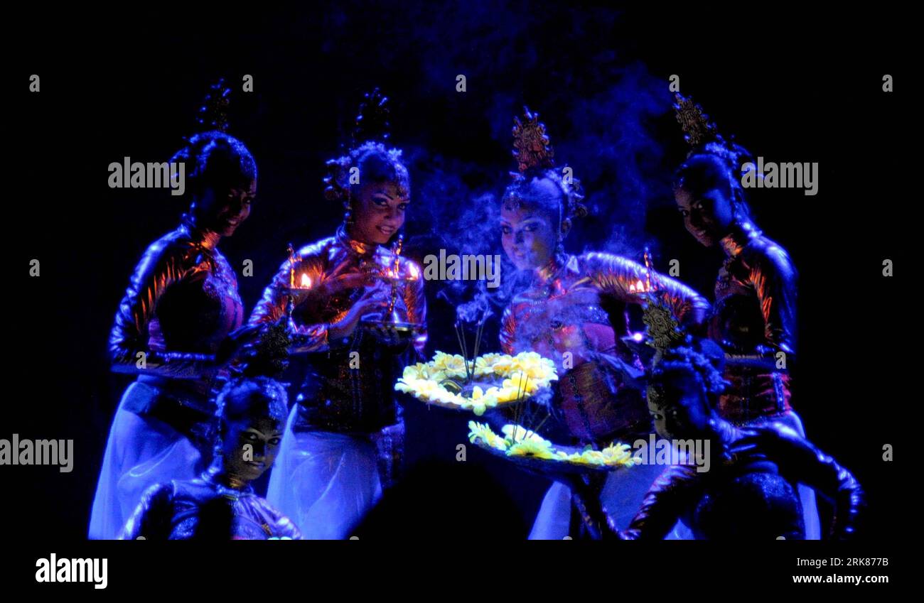 Bildnummer: 53978869  Datum: 26.04.2010  Copyright: imago/Xinhua (100426) -- KUWAIT CITY, April 26, 2010 (Xinhua) -- Dancers from Sri Lanka perform at the inaugural day of Sri Lanka cultural week in Kuwait City, capital of Kuwait, April 26, 2010. The Cultural week, which runs until May 2, includes various cultural and artistic events. (Xinhua/Noufal Ibrahim) (lx) (6)KUWAIT-SRI LANKA-CULTURAL WEEK PUBLICATIONxNOTxINxCHN Gesellschaft Kulturwoche kbdig xcb 2010 quer  o0 Tanz, Tänzer, Tänzerin    Bildnummer 53978869 Date 26 04 2010 Copyright Imago XINHUA  Kuwait City April 26 2010 XINHUA Dancers f Stock Photo