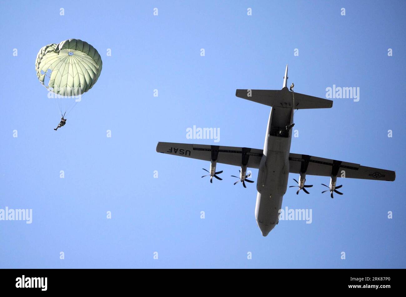 Bildnummer: 53984601  Datum: 27.04.2010  Copyright: imago/Xinhua (100428) -- SOFIA, April 28, 2010 (Xinhua) -- A paratrooper parachutes from a Hercules C-130 airplane during a joint Bulgarian-U.S. military training Thracian Spring 2010 at the Krumovo airbase near the city of Plovdiv, Bulgaria, April 27, 2010. The 12-day military train began on April 19. (Xinhua/BTA) (ypf) (1)BULGARIA-U.S.-MILITARY TRAIN PUBLICATIONxNOTxINxCHN Politik kbdig xmk 2010 quer Highlight premiumd xint o0 Fallschirmspringer, Fallschirmjäger, Militär    Bildnummer 53984601 Date 27 04 2010 Copyright Imago XINHUA  Sofia A Stock Photo