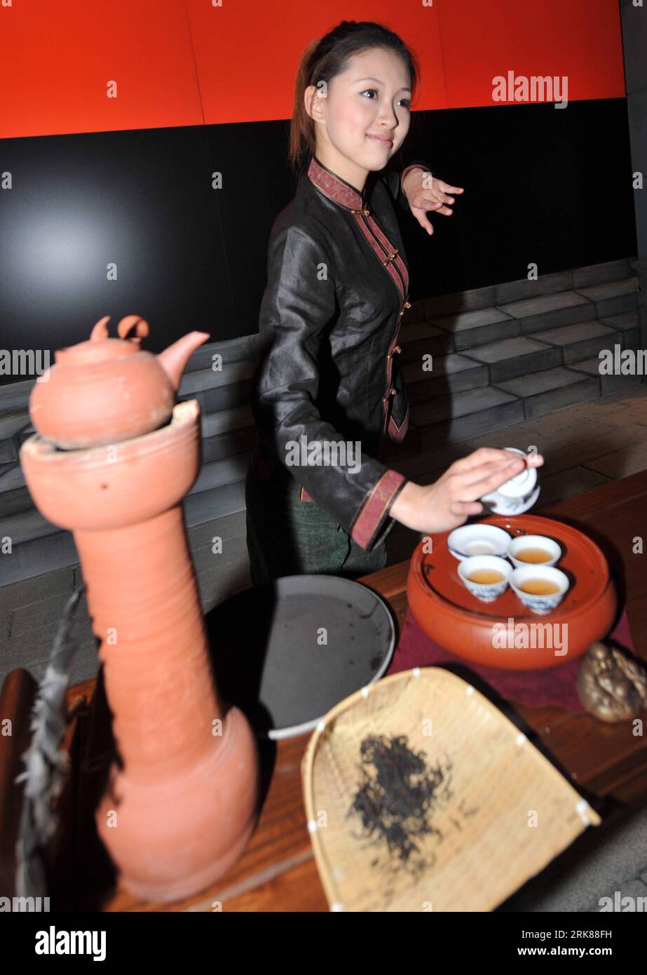 Bildnummer: 53994047 Datum: 27.04.2010 Copyright: imago/Xinhua (100427) --  SHANGHAI, April 27, 2010 (Xinhua) -- A woman tea artist makes Kungfu tea at  Guangdong Pavilion in the World Expo Park in Shanghai, east