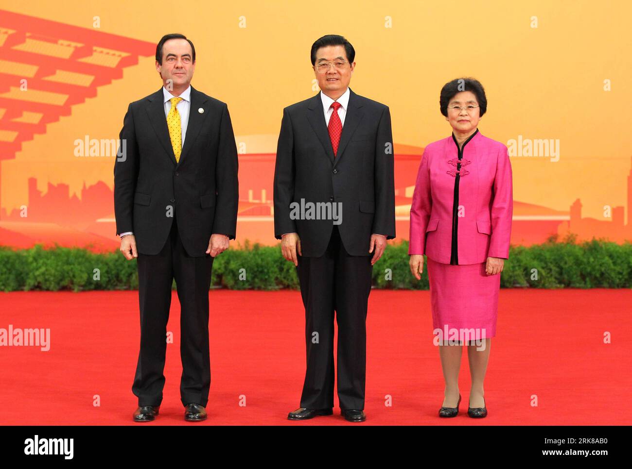 Bildnummer: 54002623  Datum: 30.04.2010  Copyright: imago/Xinhua (100430) -- SHANGHAI, April 30, 2010 (Xinhua) -- Chinese President Hu Jintao (C) and his wife Liu Yongqing pose with President of the Spanish Congress Jose Bono ahead of a welcoming dinner for honored guests who will attend the opening ceremony of the Shanghai World Expo in Shanghai, east China, on April 30, 2010. President Hu Jintao hosted the welcoming dinner for the honored guests in Shanghai on Friday. (Xinhua/Xie Huanchi) (lyx) WORLD EXPO-CHINESE PRESIDENT-WELCOMING DINNER-GUESTS (CN) PUBLICATIONxNOTxINxCHN Wirtschaft Gesell Stock Photo