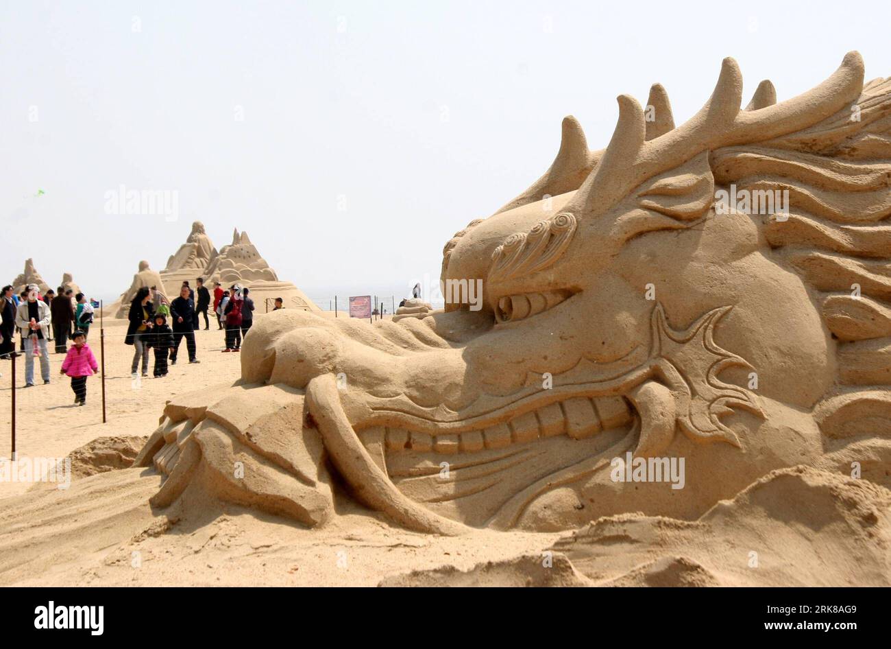 Bildnummer: 54006612  Datum: 01.05.2010  Copyright: imago/Xinhua (100501) -- WEIHAI (SHANDONG), May 1, 2010 (Xinhua) -- come to see sand sculptures at the Nanhai Park in the costal city of Wendeng, Weihai region, east China s Shandong Province, May 1, 2010. The third Weihai Sand Sculpture Festival opened on Saturday showing some 34 works of sculptures. (Xinhua/Yu Qibo) (wyx) CHINA-SHANGDONG-SAND SCULPTURE (CN) PUBLICATIONxNOTxINxCHN Gesellschaft Sandskulptur Sandskulpturen kbdig xsk 2010 quer    Bildnummer 54006612 Date 01 05 2010 Copyright Imago XINHUA  Weihai Shan Dong May 1 2010 XINHUA Come Stock Photo