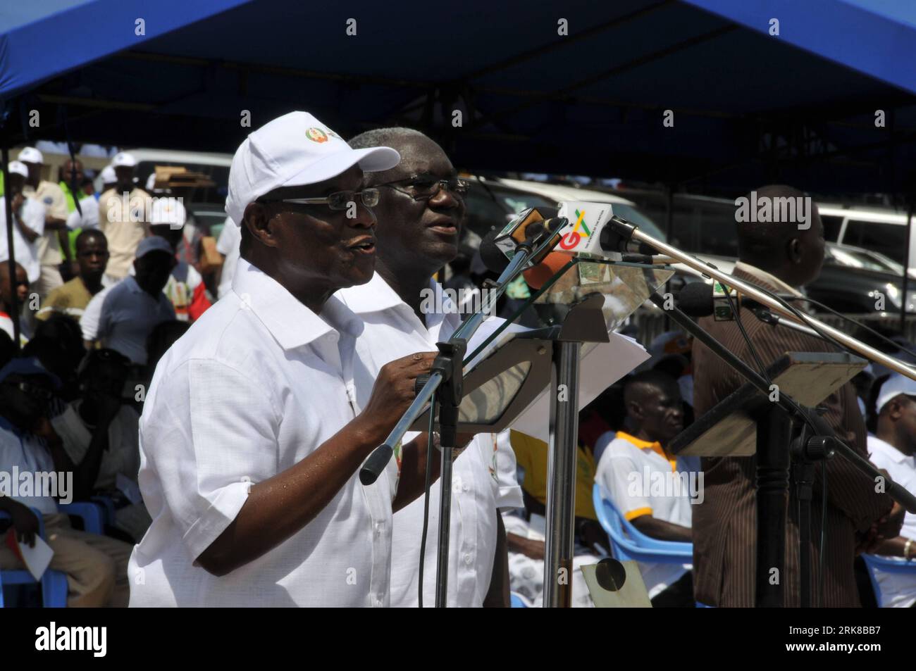 Bildnummer: 54008196  Datum: 01.05.2010  Copyright: imago/Xinhua (100501) -- ACCRA, May 1, 2010 (Xinhua) -- Ghana s President John Evans Atta Mills (front) addresses a rally to mark the May Day in Accra, capital of Ghana, May 1, 2010. (Xinhua/Bai Jingshan) (zw) (1)GHANA-ACCRA-MAY DAY-RALLY PUBLICATIONxNOTxINxCHN Politik Gesellschaft Demo 1. Mai Maidemo People kbdig xng 2010 quer     Bildnummer 54008196 Date 01 05 2010 Copyright Imago XINHUA  Accra May 1 2010 XINHUA Ghana S President John Evans Atta Mills Front addresses a Rally to Mark The May Day in Accra Capital of Ghana May 1 2010 XINHUA Ba Stock Photo
