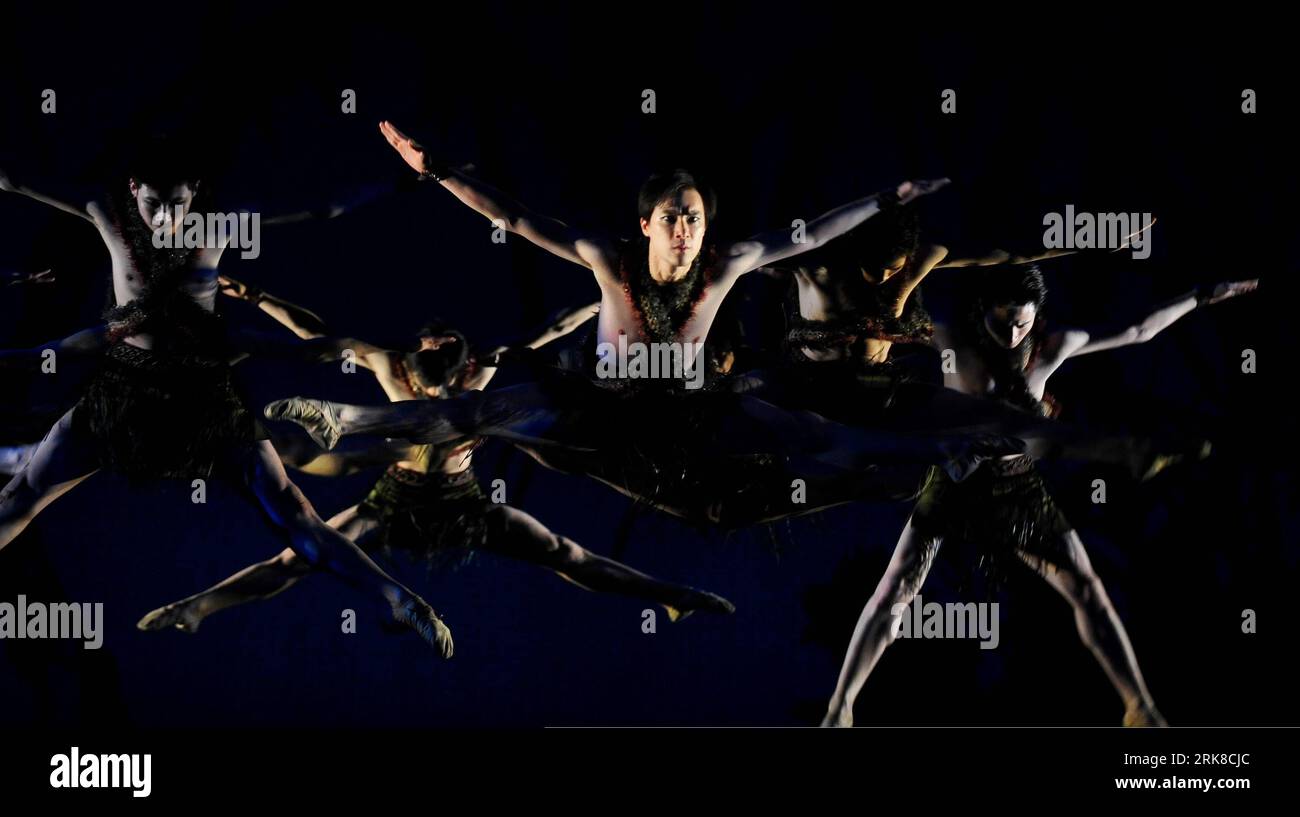 Bildnummer: 54014157  Datum: 02.05.2010  Copyright: imago/Xinhua (100503) -- SHANGHAI, May 3, 2010 (Xinhua) -- Actors of Shanghai Ballet perform The Last Mission of Marco Polo in Shanghai, east China, on May 2, 2010. Shanghai Ballet s new original work The Last Mission of Marco Polo was presented on Sunday, the second opening day of the 2010 Shanghai World Expo. 88-year-old Pierre Cardin takes charge of the costumes and scenery design of the show. (Xinhua/Cheng Min) (lyx) CHINA-SHANGHAI-PIERRE CARDIN-BALLET SHOW (CN) PUBLICATIONxNOTxINxCHN People Mode premiumd xint kbdig xkg 2010 quer  o0 Tanz Stock Photo
