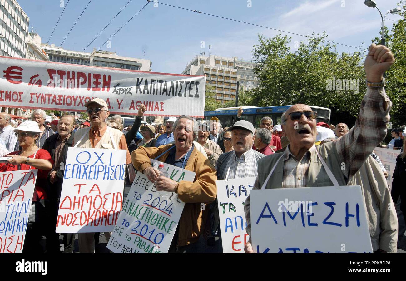 Bildnummer: 54020039  Datum: 04.05.2010  Copyright: imago/Xinhua (100504) -- ATHENS, May 4, 2010 (Xinhua) -- Greek protestors attend a protest against the cutbacks on pensions and tax hikes in Athens, capital of Greece, on May 4, 2010. (Xinhua/Thanasis Dimopoulos) (zcq) (1)GREECE-ATHENS-PROTEST PUBLICATIONxNOTxINxCHN Politik Gesellschaft Griechenland Demo Protest gegen Rentenkürzung Steuererhöhung Premiumd xint kbdig xub 2010 quer Highlight     Bildnummer 54020039 Date 04 05 2010 Copyright Imago XINHUA  Athens May 4 2010 XINHUA Greek protestors attend a Protest against The cutbacks ON Pensions Stock Photo
