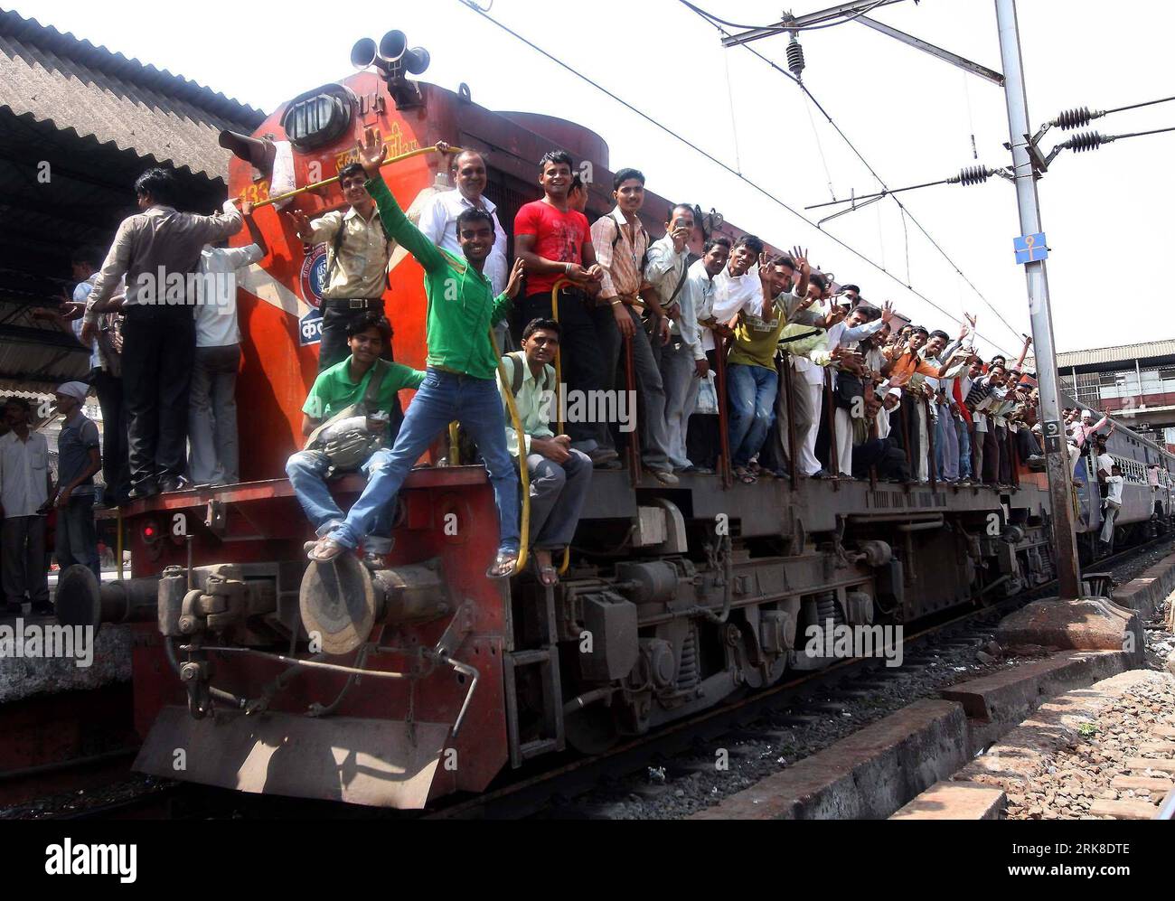 Bildnummer: 54022756  Datum: 04.05.2010  Copyright: imago/Xinhua (100504) -- MUMBAI, MAY 4th 2010 (Xinhua) -- ride on a special train following the strike of train drivers in Mumbai, India, May 4, 2010. Train drivers in Mumbai went for a strike on Tuesday, leaving thousands of passengers stuck in the city. (Xinhua/Stringer)(zl) (2)INDIA-MUMBAI-TRAIN DRIVERS-STRIKE PUBLICATIONxNOTxINxCHN Politik Wirtschaft Bahn Verkehr Bahnstreik Lokführer Lokführerstreik kbdig xng 2010 quer premiumd xint o0 kurios o00 voll, überfüllt    Bildnummer 54022756 Date 04 05 2010 Copyright Imago XINHUA  Mumbai May 4th Stock Photo