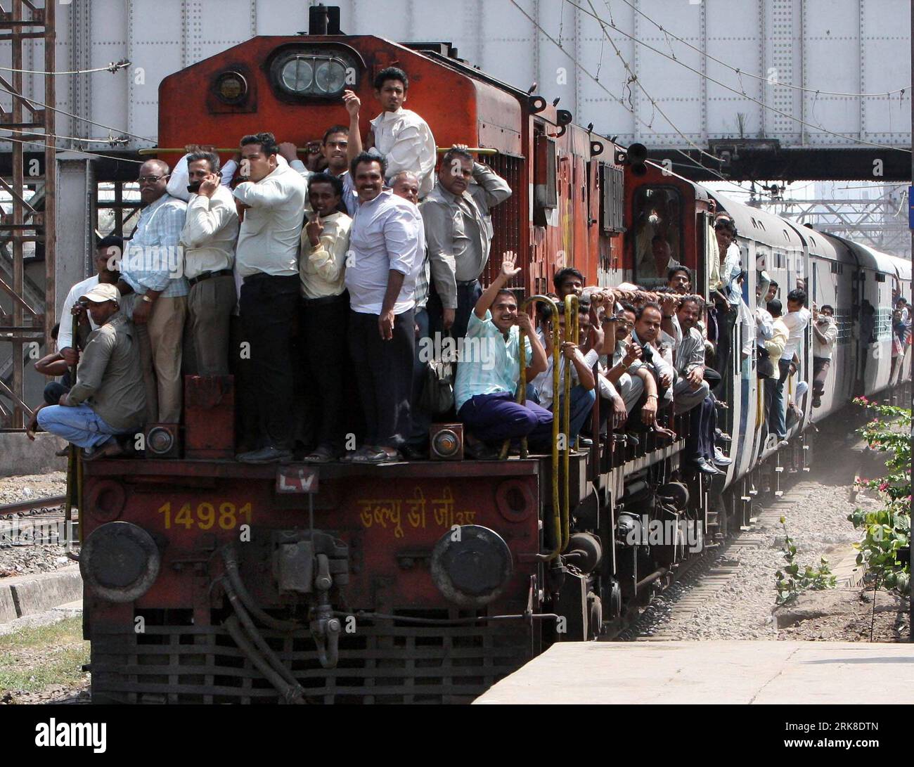 Bildnummer: 54022757  Datum: 04.05.2010  Copyright: imago/Xinhua (100504) -- MUMBAI, MAY 4th 2010 (Xinhua) -- ride on a special train following the strike of train drivers in Mumbai, India, May 4, 2010. Train drivers in Mumbai went for a strike on Tuesday, leaving thousands of passengers stuck in the city. (Xinhua/Stringer)(zl) (3)INDIA-MUMBAI-TRAIN DRIVERS-STRIKE PUBLICATIONxNOTxINxCHN Politik Wirtschaft Bahn Verkehr Bahnstreik Lokführer Lokführerstreik kbdig xng 2010 quer premiumd xint o0 kurios o00 voll, überfüllt    Bildnummer 54022757 Date 04 05 2010 Copyright Imago XINHUA  Mumbai May 4th Stock Photo