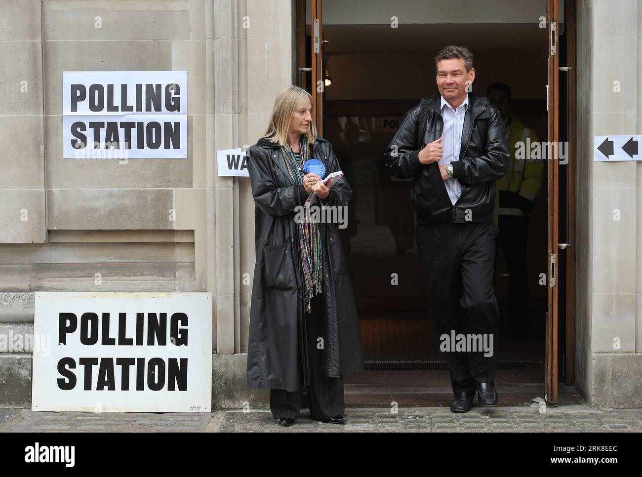 Bildnummer: 54027879  Datum: 06.05.2010  Copyright: imago/Xinhua  A man leaves a polling station after casting his vote in London, capital of Britain, May 6, 2010. Millions of in Britain went to polls on Thursday morning as up to 50,000 polling stations across the country opened for ballots. (Xinhua/Wu Wei) (msq) BRITAIN-ELECTION-VOTE PUBLICATIONxNOTxINxCHN Politik Grossbritannien Wahlen premiumd xint kbdig xcb 2010 quer o00 Wahllokal    Bildnummer 54027879 Date 06 05 2010 Copyright Imago XINHUA a Man Leaves a Polling Station After Casting His VOTE in London Capital of Britain May 6 2010 Milli Stock Photo