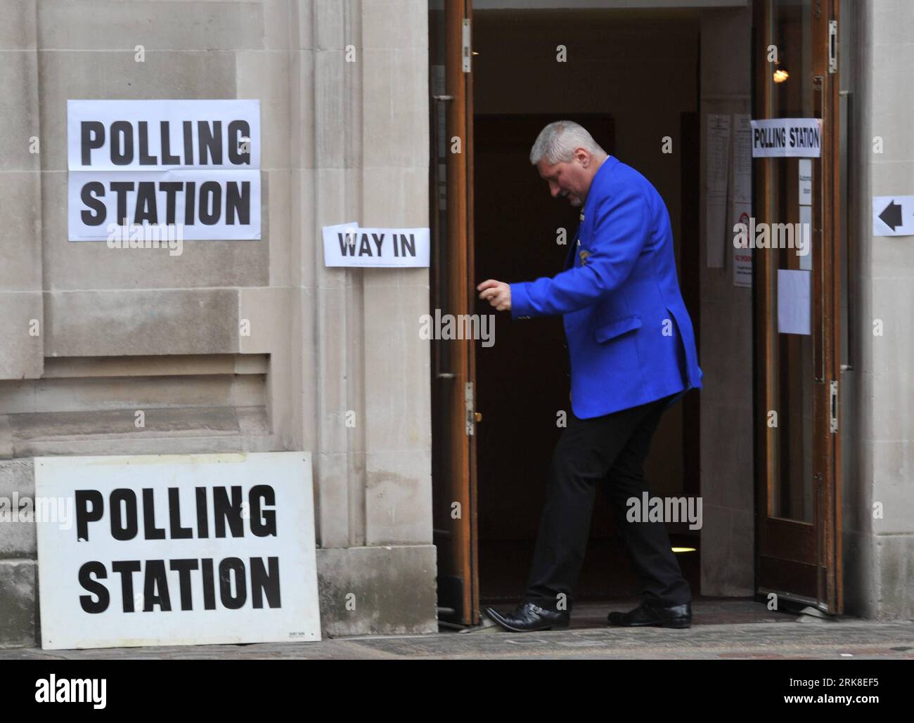 Bildnummer: 54027877  Datum: 06.05.2010  Copyright: imago/Xinhua  A staff member opens the gate of a polling station in London, capital of Britain, May 6, 2010. Millions of in Britain went to polls on Thursday morning as up to 50,000 polling stations across the country opened for ballots. (Xinhua/Wu Wei) (msq) BRITAIN-ELECTION-VOTE PUBLICATIONxNOTxINxCHN Politik Grossbritannien Wahlen premiumd xint kbdig xcb 2010 quer o00 Wahllokal    Bildnummer 54027877 Date 06 05 2010 Copyright Imago XINHUA a Staff member Opens The Gate of a Polling Station in London Capital of Britain May 6 2010 Millions of Stock Photo