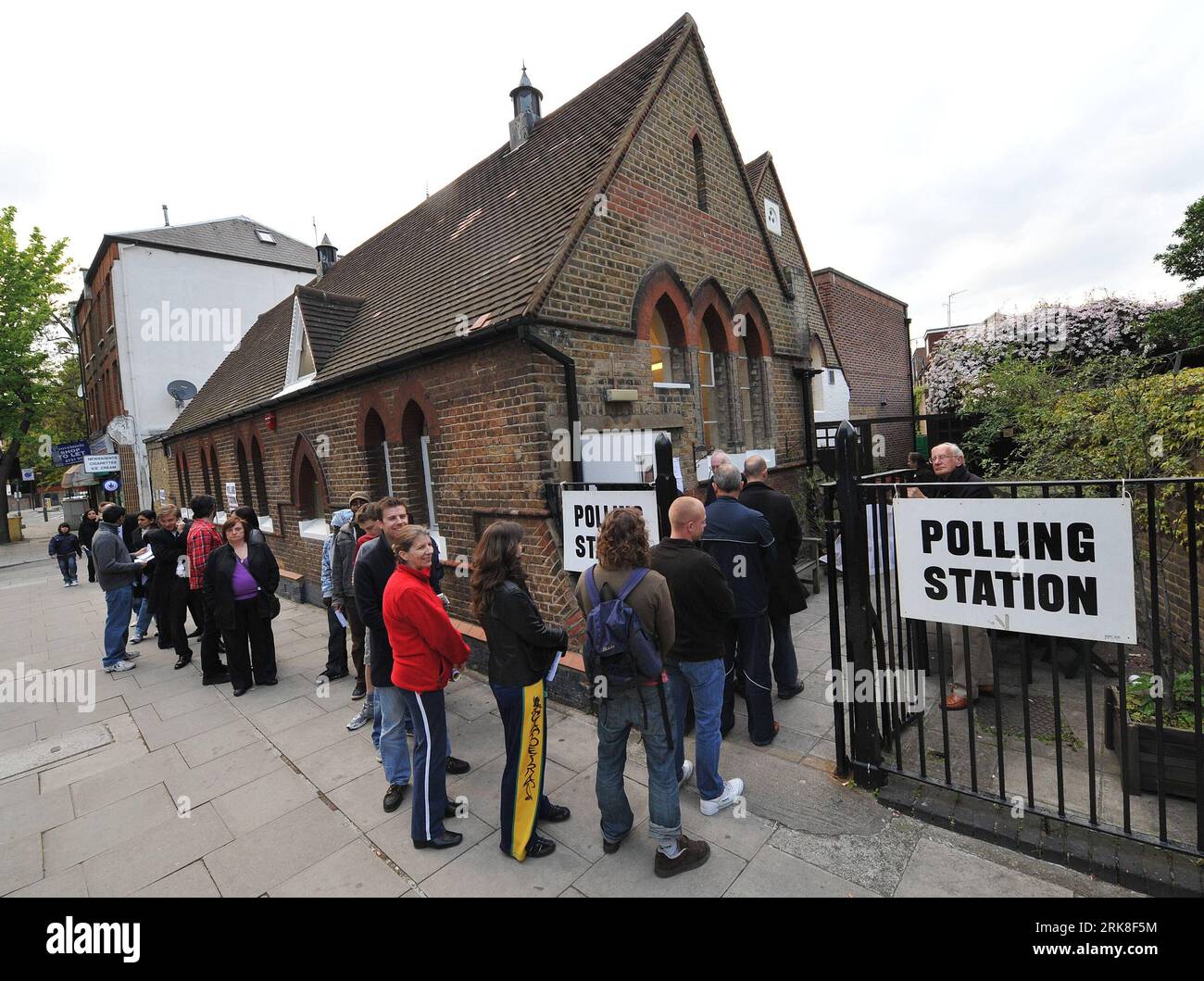 Bildnummer: 54030342  Datum: 06.05.2010  Copyright: imago/Xinhua (100506) -- LONDON, May 6, 2010 (Xinhua) -- Voters wait to cast their ballots at a polling station in London, Britain, May 6, 2010. The turnout for the most eagerly anticipated general election for nearly 40 years in Britain was expected to be up on the last general election s figure of 61 percent, and some commentators believe it could be as high as 70 percent, (Xinhua/Wu Wei) (zw) (1)BRITAIN-LONDON-GENERAL ELECTION-TURNOUT PUBLICATIONxNOTxINxCHN Gesellschaft Politik Wahl Wahlen England Wahllokal kbdig xdp premiumd xint 2010 que Stock Photo