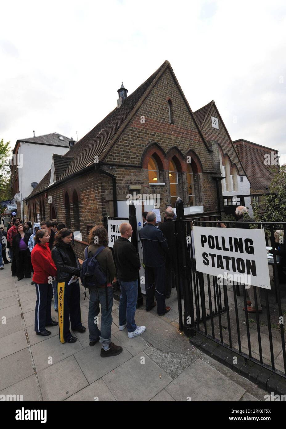 Bildnummer: 54030340  Datum: 06.05.2010  Copyright: imago/Xinhua (100506) -- LONDON, May 6, 2010 (Xinhua) -- Voters wait to cast their ballots at a polling station in London, Britain, May 6, 2010. The turnout for the most eagerly anticipated general election for nearly 40 years in Britain was expected to be up on the last general election s figure of 61 percent, and some commentators believe it could be as high as 70 percent, (Xinhua/Wu Wei) (zw) (6)BRITAIN-LONDON-GENERAL ELECTION-TURNOUT PUBLICATIONxNOTxINxCHN Gesellschaft Politik Wahl Wahlen England Wahllokal kbdig xdp premiumd xint 2010 hoc Stock Photo