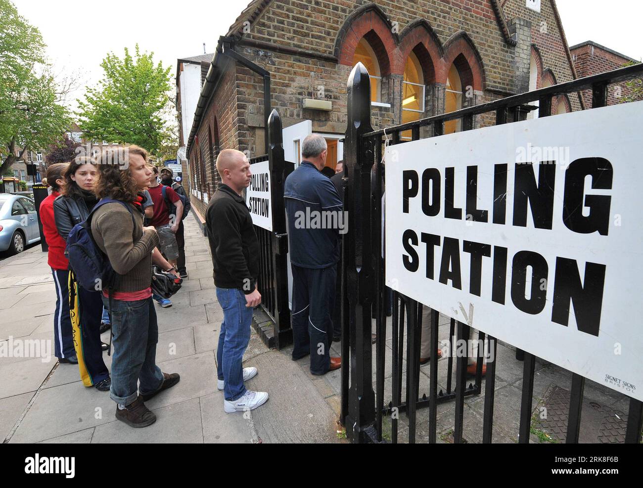 Bildnummer: 54030341  Datum: 06.05.2010  Copyright: imago/Xinhua (100506) -- LONDON, May 6, 2010 (Xinhua) -- Voters wait to cast their ballots at a polling station in London, Britain, May 6, 2010. The turnout for the most eagerly anticipated general election for nearly 40 years in Britain was expected to be up on the last general election s figure of 61 percent, and some commentators believe it could be as high as 70 percent, (Xinhua/Wu Wei) (zw) (4)BRITAIN-LONDON-GENERAL ELECTION-TURNOUT PUBLICATIONxNOTxINxCHN Gesellschaft Politik Wahl Wahlen England Wahllokal kbdig xdp premiumd xint 2010 que Stock Photo