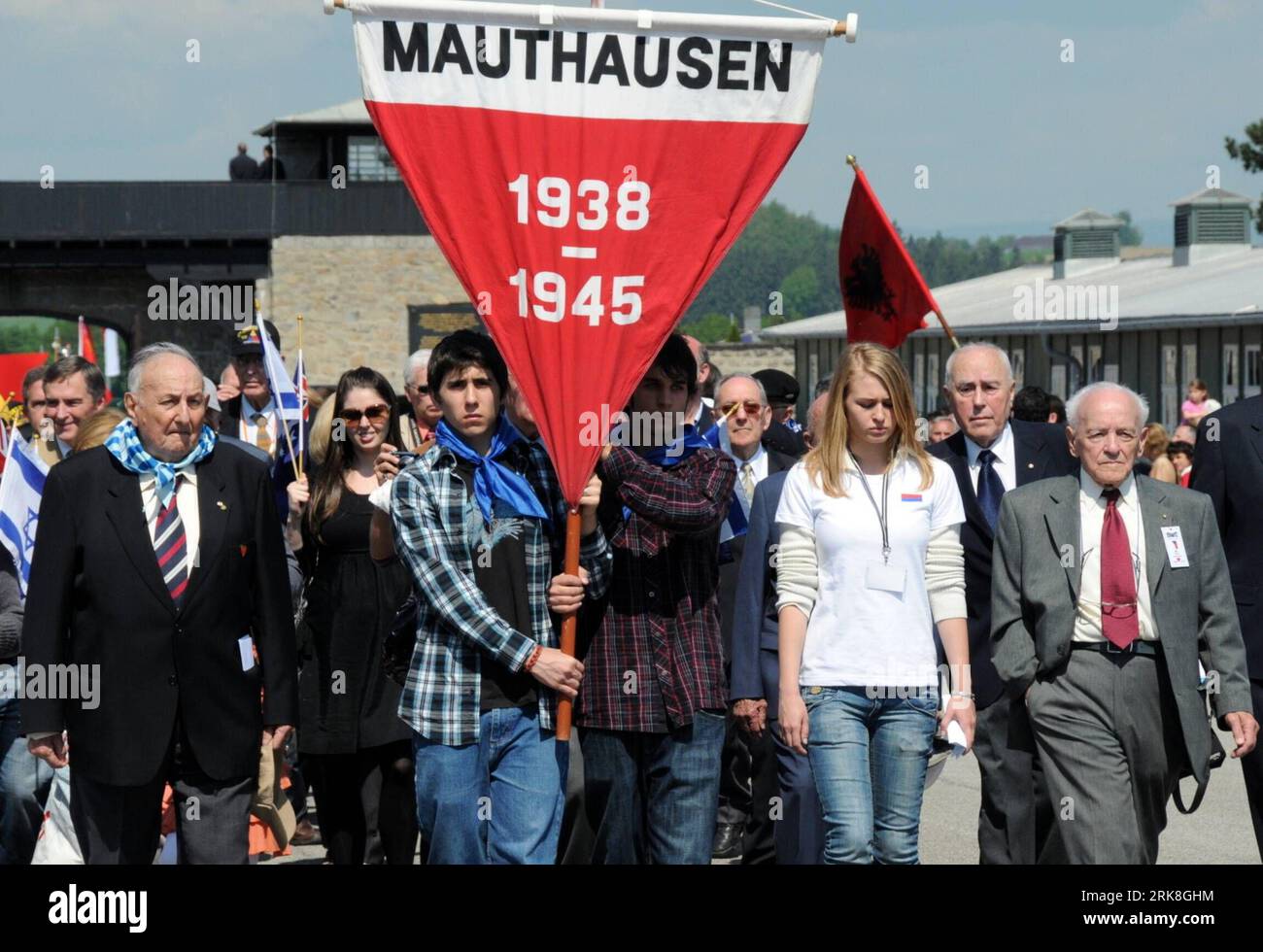 Bildnummer: 54037180  Datum: 09.05.2010  Copyright: imago/Xinhua (100509) -- VIENNA, May 9, 2010 (Xinhua) -- Survivors from Mauthausen concentration camp and young honour victims during a memorial ceremony of the 65th anniversary of the liberation of the former Nazi death camp of Mauthausen at its site in Austria on May 9, 2010. (Xinhua/Liu Gang) (gxr) (2)AUSTRIA-MANTHAUSEN CONCENTRATION CAMP-65TH ANNIVERSARY PUBLICATIONxNOTxINxCHN Gesellschaft Jahrestag Jubiläum Kriegsende Zweiter 2 Weltkrieg Gedenken Trauer kbdig xdp premiumd xint 2010 quer  o0 KZ Konzentrationslager Überlebende    Bildnumme Stock Photo