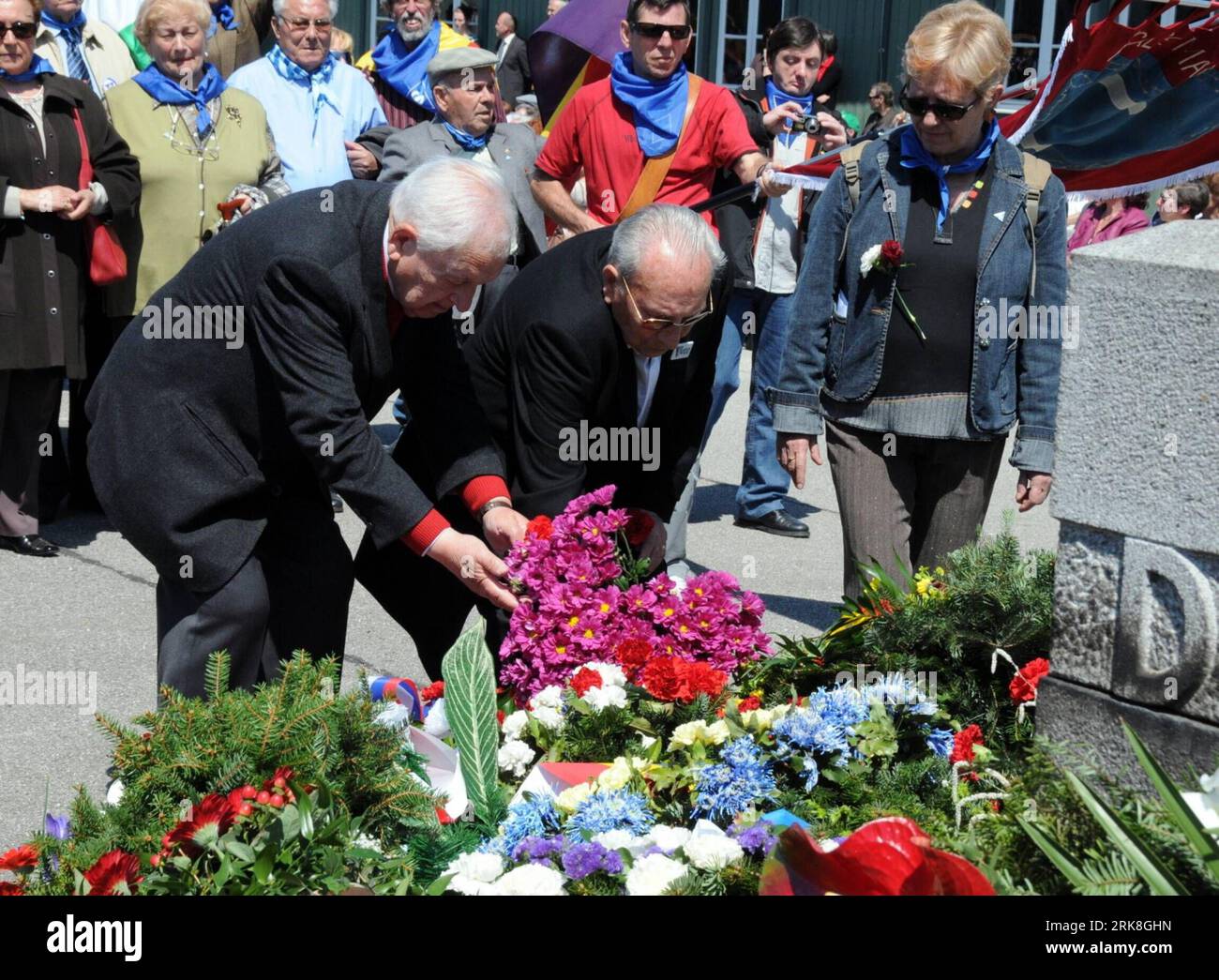 Bildnummer: 54037178  Datum: 09.05.2010  Copyright: imago/Xinhua (100509) -- VIENNA, May 9, 2010 (Xinhua) -- Two Polish survivors from Mauthausen concentration camp offer flowers to victims during a memorial ceremony of the 65th anniversary of the liberation of the former Nazi death camp of Mauthausen at its site in Austria on May 9, 2010. (Xinhua/Liu Gang) (gxr) (3)AUSTRIA-MANTHAUSEN CONCENTRATION CAMP-65TH ANNIVERSARY PUBLICATIONxNOTxINxCHN Gesellschaft Jahrestag Jubiläum Kriegsende Zweiter 2 Weltkrieg Gedenken Trauer kbdig xdp premiumd xint 2010 quer  o0 KZ Konzentrationslager    Bildnummer Stock Photo
