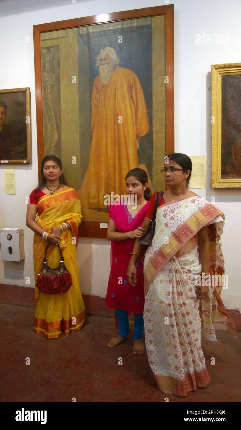 Bildnummer: 54037168  Datum: 09.05.2010  Copyright: imago/Xinhua (100509) -- KOLKATA, May, 9, 2010 (Xinhua) -- Indian women pose for photos in front of Tagore s photo at the museum of Nobel laureate poet Rabindranath Tagore s house during a celebration on his 150th birthday anniversary in Kolkata, capital of eastern Indian state West Bengal, on May 9, 2010. Rabindranath Tagore was a Bengali polymath and the first non-European to win the Nobel Prize in Literature. As a poet, novelist, musician, and playwright, he reshaped Bengali literature and music in the late 19th and early 20th centuries. ( Stock Photo