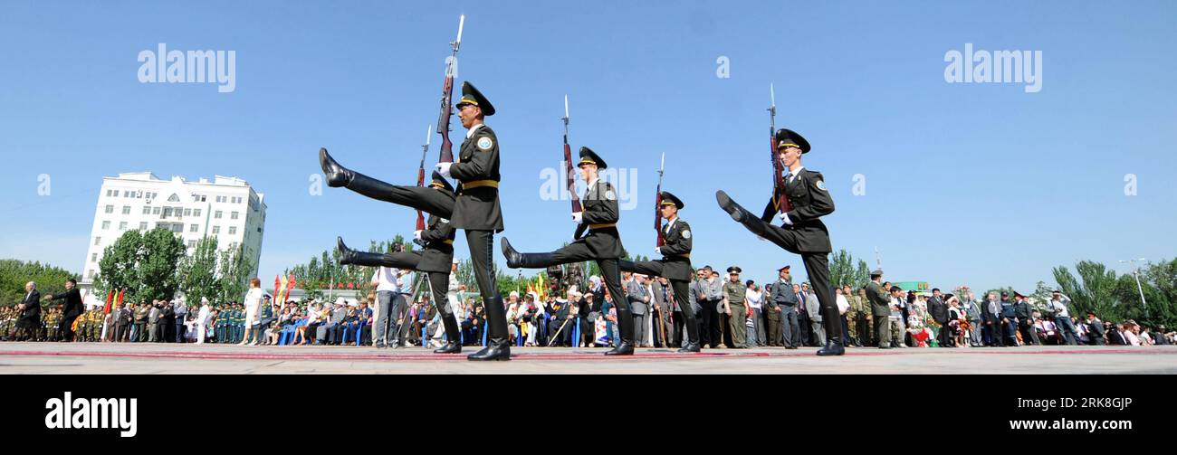 Bildnummer: 54037183  Datum: 09.05.2010  Copyright: imago/Xinhua (100509) -- BISHKEK, May 9, 2010 (Xinhua) -- Soldiers take part in a military parade to celebrate the 65th anniversary of the victory over Nazi Germany in World War II, in Bishkek, capital of Kyrgyzstan, May 9, 2010. (Xinhua/Sadat) (zl) (8)KYRGYZSTAN-BISHKEK-VICTORY DAY PUBLICATIONxNOTxINxCHN Gesellschaft Jahrestag Jubiläum Kriegsende Zweiter 2 Weltkrieg Parade Militärparade kbdig xdp premiumd xint 2010 quer  o0 marschieren Militär Gedenken o00 Stechschritt    Bildnummer 54037183 Date 09 05 2010 Copyright Imago XINHUA  Bishkek Ma Stock Photo