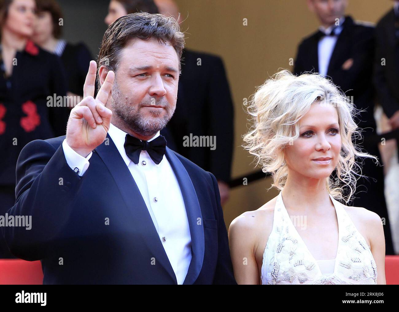 Bildnummer: 54043925  Datum: 12.05.2010  Copyright: imago/Xinhua (100513) -- CANNES, May 13, 2010 (Xinhua) -- Australian actor and cast member of film Robin Hood Russell Crowe and his wife Danielle Spencer arrive for the opening ceremony and screening of Robin Hood presented out of competition at the 63rd Cannes Film Festival in Cannes, France, May 12, 2010. (Xinhua/Zhang Yuwei) (yc) (9)FRANCE-CANNES-FILM-FESTIVAL PUBLICATIONxNOTxINxCHN People Kultur Entertainment Film 63. Internationale Filmfestspiele Filmfestival Premiere kbdig xmk 2010 quer Highlight premiumd xint  o0 Frau, Familie, Gestik Stock Photo