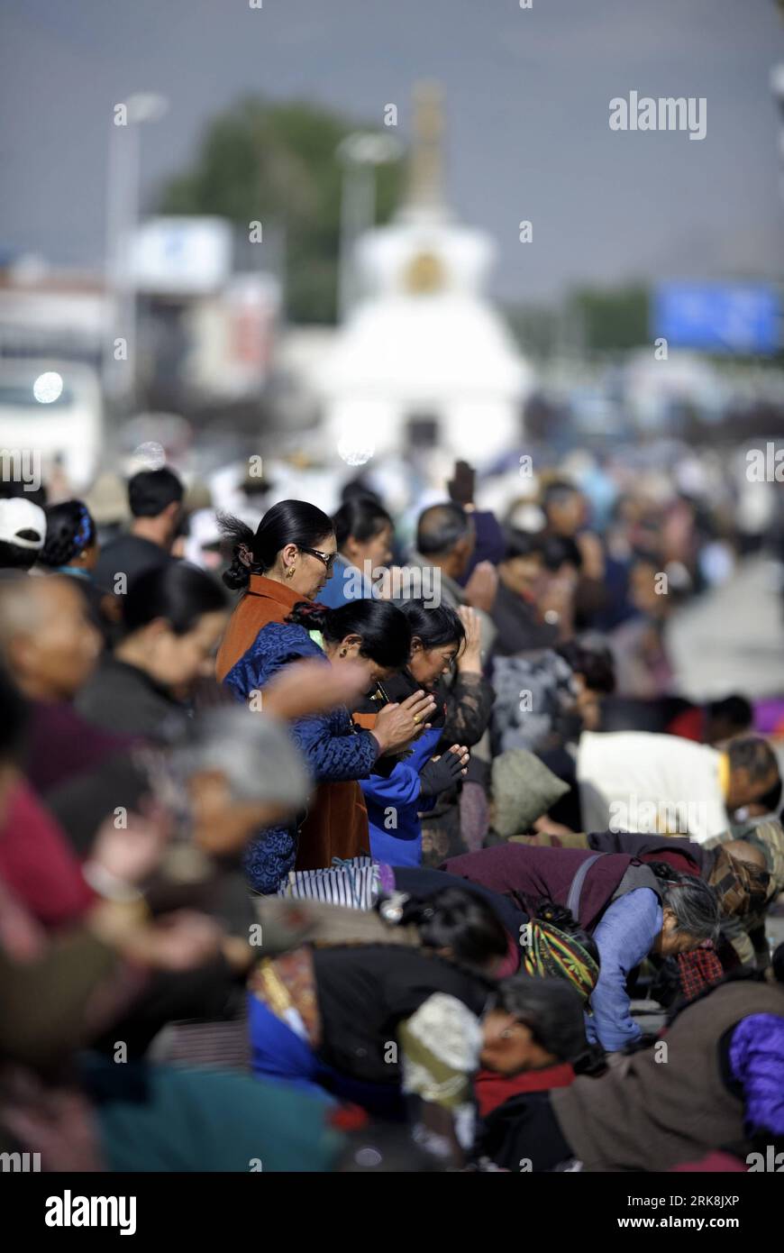 Bildnummer: 54047322  Datum: 14.05.2010  Copyright: imago/Xinhua (100514)-- LHASA, May 14, 2010 (Xinhua) -- Tibetan ethnic pray in front of the Potala Palace in Lhasa, capital of southwest China s Tibet Autonomous Region on May 14, (April 1 on Tibetan calendar) 2010, the first day of Saga Dawa Festival, which will last for one month. The festival marks the birth, enlightenment and death of Sakyamuni. (Xinhua/Purbu Zhaxi) (ypf) (3)CHINA-TIBET-SAGA DAWA FESTIVAL(CN) PUBLICATIONxNOTxINxCHN Gesellschaft Religion premiumd xint kbdig xsk 2010 hoch     Bildnummer 54047322 Date 14 05 2010 Copyright Im Stock Photo