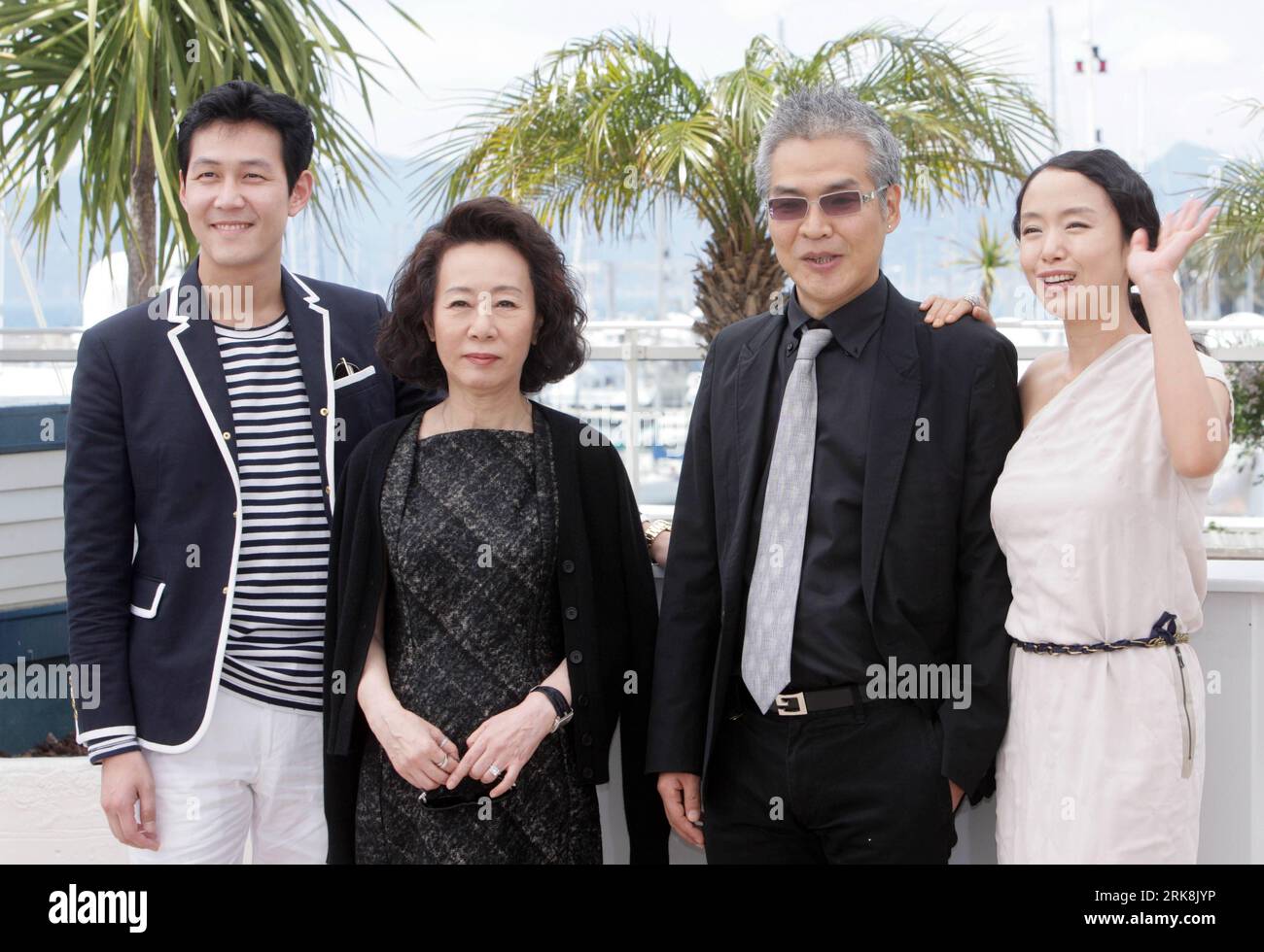 Bildnummer: 54047457  Datum: 14.05.2010  Copyright: imago/Xinhua (100514) -- CANNES, May 14, 2010 (Xinhua) -- Cast members Lee Jung-Jae (1st L), Youn Yuh-Jung (2nd L), director Im Sang-Soo (3rd L) and Jeon Do-Youn pose during a photocall for the film Housemaid at the 63rd Cannes Film Festival in Cannes, France, May 14, 2010. (Xinhua/Chen He) (zl) (4)FRANCE-CANNES-FILM FESTIVAL-HOUSEMAID PUBLICATIONxNOTxINxCHN People Kultur Entertainment Film 63. Internationale Filmfestspiele Cannes Filmfestival Photocall kbdig xmk 2010 quer    Bildnummer 54047457 Date 14 05 2010 Copyright Imago XINHUA  Cannes Stock Photo