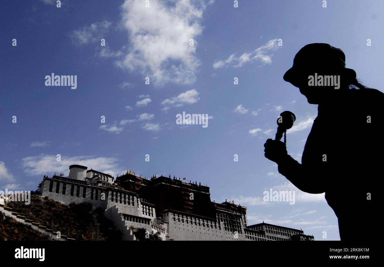 Bildnummer: 54047323  Datum: 14.05.2010  Copyright: imago/Xinhua (100514)-- LHASA, May 14, 2010 (Xinhua) -- A Tibetan ethnic woman walks with prayer wheel in front of the Potala Palace in Lhasa, capital of southwest China s Tibet Autonomous Region on May 14, (April 1 on Tibetan calendar) 2010, the first day of Saga Dawa Festival, which will last for one month. The festival marks the birth, enlightenment and death of Sakyamuni. (Xinhua/Purbu Zhaxi) (ypf) (5)CHINA-TIBET-SAGA DAWA FESTIVAL(CN) PUBLICATIONxNOTxINxCHN Gesellschaft Religion premiumd xint kbdig xsk 2010 quer o0 Silhouette Gebäude Stock Photo