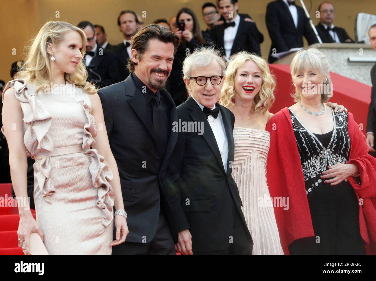 Bildnummer: 54050812  Datum: 15.05.2010  Copyright: imago/Xinhua (100516) -- CANNES, May 16, 2010 (Xinhua) -- British actress Lucy Punch, US actor Josh Brolin, US director Woody Allen, British-born Australian actress Naomi Watts and British actress Gemma Jones (from L to R) arrive for the screening of You Will Meet a Tall Dark Stranger presented out of competition at the 63rd Cannes Film Festival in Cannes, France, May 15, 2010. (Xinhua/Xiao He) (yc) (2)FRANCE-CANNES-WOODY ALLEN PUBLICATIONxNOTxINxCHN People Kultur Entertainment Film 63. Internationale Filmfestspiele Cannes Filmfestival Premie Stock Photo