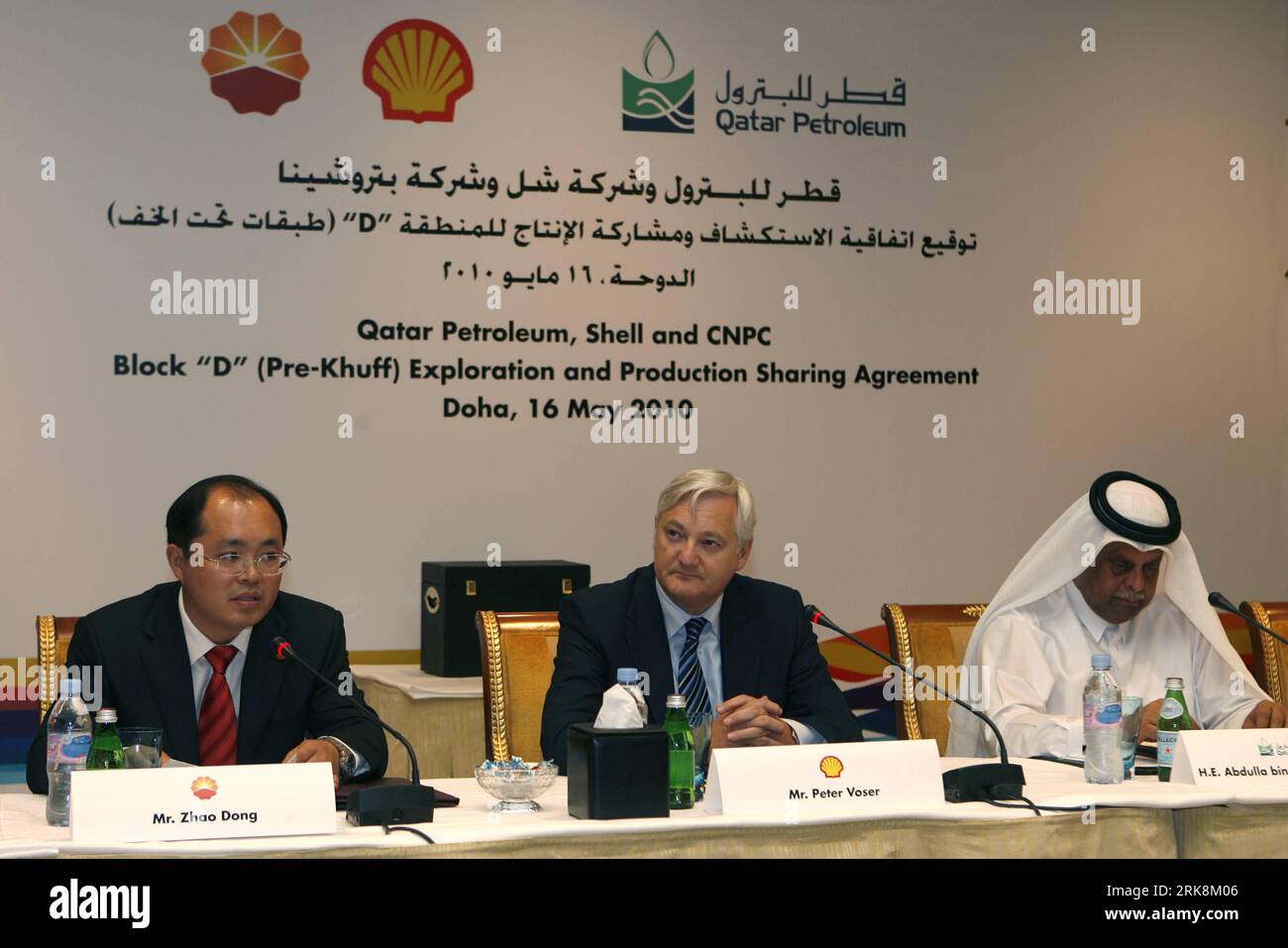 Bildnummer: 54052729  Datum: 16.05.2010  Copyright: imago/Xinhua (100517) -- QATAR, May 17, 2010 (Xinhua) -- Zhao Dong (L), CFO of PetroChina International Investment, along with Peter Voser (C), CEO of Royal Dutch Shell Plc, and Abdulla Bin Hamad Al-Attiyah (R), deputy premier and minister of Energy and Industry of Qatar, address the press during the signing of The Exploration and Production Sharing Agreement (EPSA) in Doha, May 16, 2010. The EPSA is signed Sunday between Qatar Petroleum (QP) and joint partners Shell and China National Petroleum Corporation (CNPC) for the exploration of natur Stock Photo