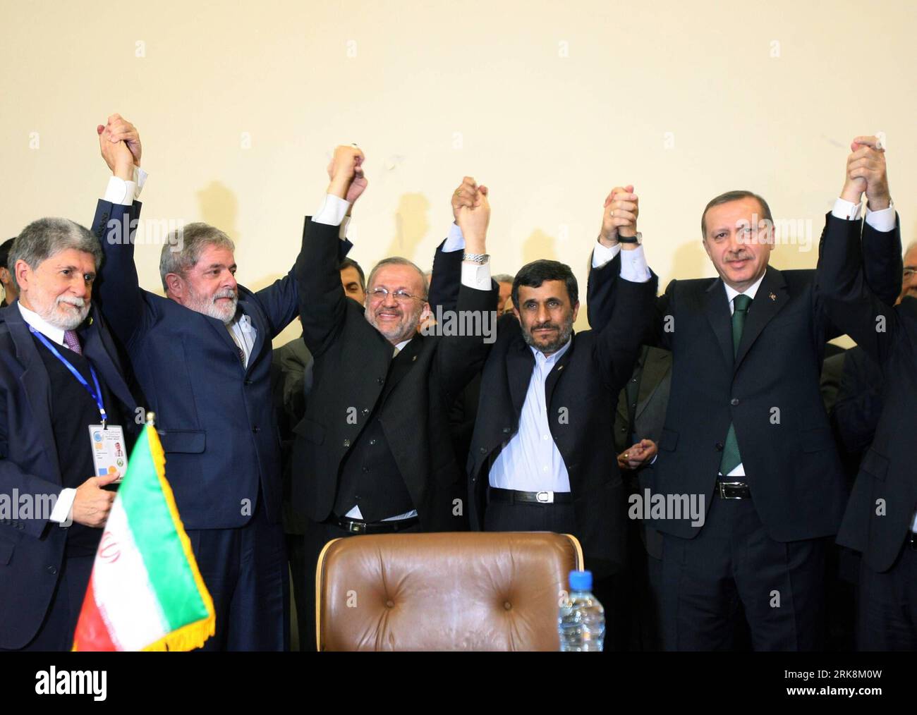 Bildnummer: 54053592  Datum: 17.05.2010  Copyright: imago/Xinhua (100517) -- TEHRAN, May 17, 2010 (Xinhua) -- Iranian President Mahmoud Ahmadinejad (L4), Brazilian President Luiz Inacio Lula da Silva (L2) and Turkish Prime Minister Recep Tayyip Erdogan (L5) celebrate the signing of a nuclear fuel swap agreement in Tehran, capital of Iran, May 17, 2010. Iran signed here a nuclear fuel swap agreement with Turkey and Brazil on Monday. (Xinhua/Ahmad Halabisaz) (gj) (1)IRAN-TEHRAN-TRILATERAL FUEL SWAP AGREEMENT PUBLICATIONxNOTxINxCHN People Politik kbdig xdp 2010 quer premiumd xint     Bildnummer 5 Stock Photo