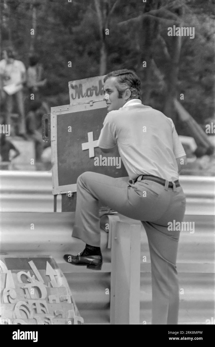 Roger Penske with signal board for Mark Donohue at the 1972 Watkins