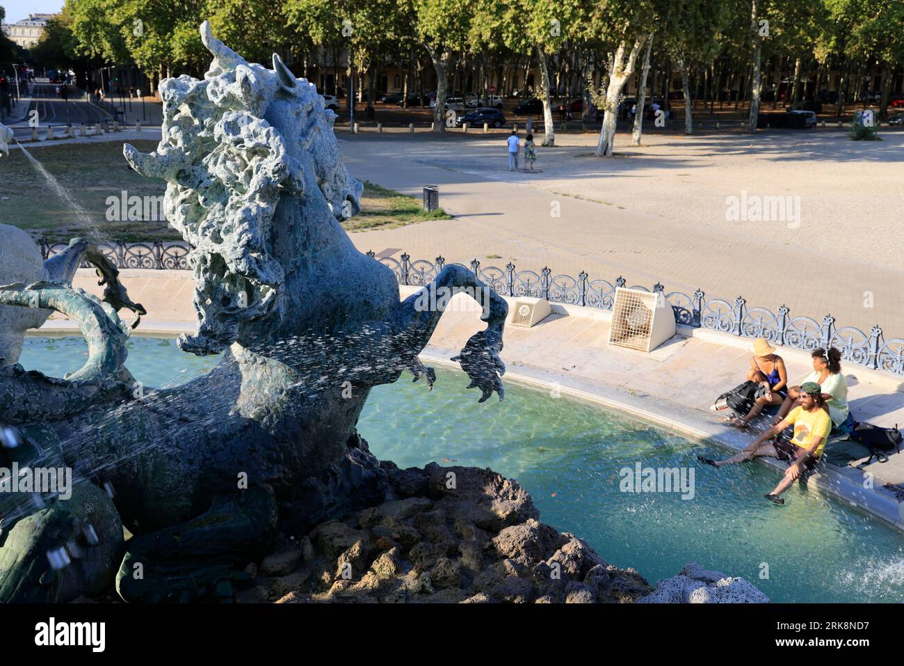 Canicule, chaleur, fontaine, eau et rafraichissement. Rafraichissement près de la fontaine des Girondins à Bordeaux pendant la canicule. Bordeaux, Gir Stock Photo