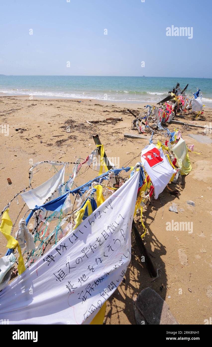 Bildnummer: 54060424  Datum: 19.05.2010  Copyright: imago/Xinhua (100519) -- OKINAWA, May 19, 2010 (Xinhua) -- Slogans written by participants of a sit still protest are seen near Henoko sea in Nago city of Japan s Okinawa Prefecture, on May 19, 2010. Some Japanese had been in sit still protest against moving the U.S. Marine Corps Futenma Airbase to Henoko since April 19, 2004. (Xinhua/Ji Chunpeng) (zcq) (5)JAPAN-OKINAWA-HENOKO-PROTEST PUBLICATIONxNOTxINxCHN Gesellschaft Protest für Schließung US Militärbasis Flughafen Premiumd xint kbdig xub 2010 hoch o0 Meer Küste    Bildnummer 54060424 Date Stock Photo