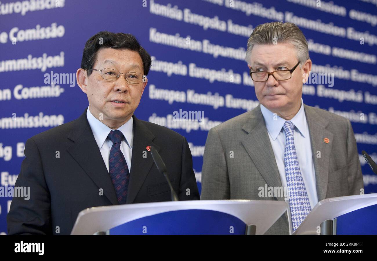 Bildnummer: 54066813  Datum: 21.05.2010  Copyright: imago/Xinhua (100521) -- BRUSSELS, May 21, 2010 -- Chinese Minister of Commerce Chen Deming (L) and the EU Commissioner for Trade Karel De Gucht(R) attend a press conference after a bilateral meeting at the EU Commission headquarters in Brussels, capital of Belgium, May 21, 2010. (Xinhua/Thierry Monasse) (ypf) (3)EU-GUCHT-CHINA-CHEN DEMING-MEETING PUBLICATIONxNOTxINxCHN People Politik premiumd xint kbdig xkg 2010 quer  o00 PK    Bildnummer 54066813 Date 21 05 2010 Copyright Imago XINHUA  Brussels May 21 2010 Chinese Ministers of Commerce Chen Stock Photo