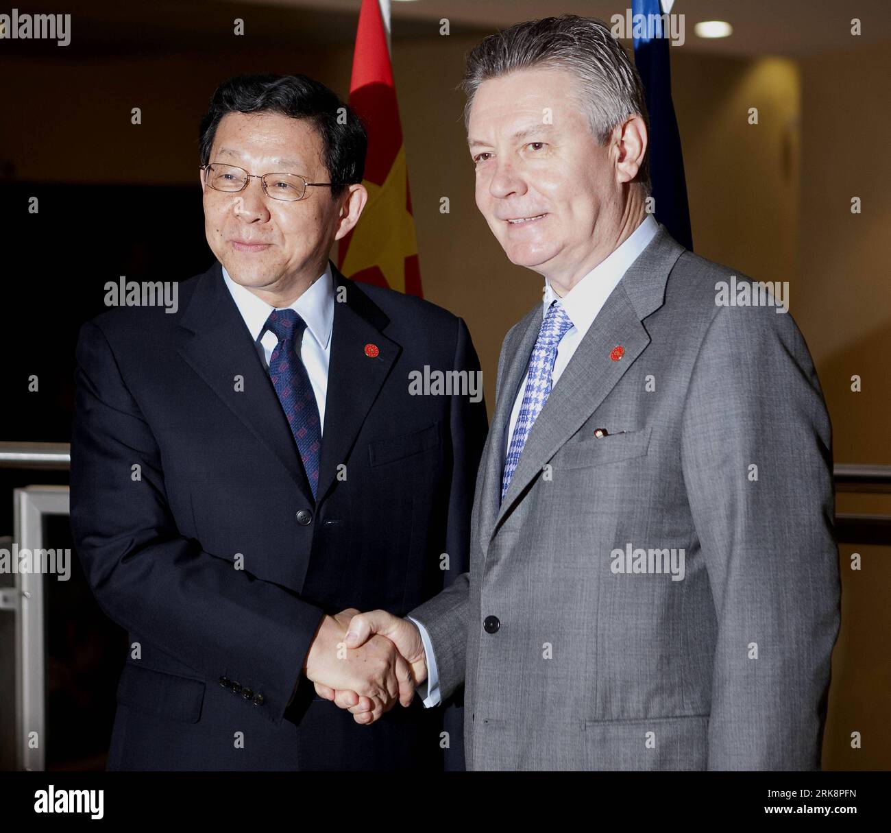 Bildnummer: 54066810  Datum: 21.05.2010  Copyright: imago/Xinhua (100521) -- BRUSSELS, May 21, 2010 --The EU Commissioner for Trade Karel De Gucht(R) shakes hands with Chinese Minister of Commerce Chen Deming (L) prior to a bilateral meeting in the EU Commission headquarters in Brussels, capital of Belgium, May 21, 2010. (Xinhua/Thierry Monasse) (lyi) (1)EU-GUCHT-CHINA-CHEN DEMING-MEETING PUBLICATIONxNOTxINxCHN People Politik premiumd xint kbdig xkg 2010 quadrat     Bildnummer 54066810 Date 21 05 2010 Copyright Imago XINHUA  Brussels May 21 2010 The EU Commissioner for Trade Karel de Gucht r S Stock Photo