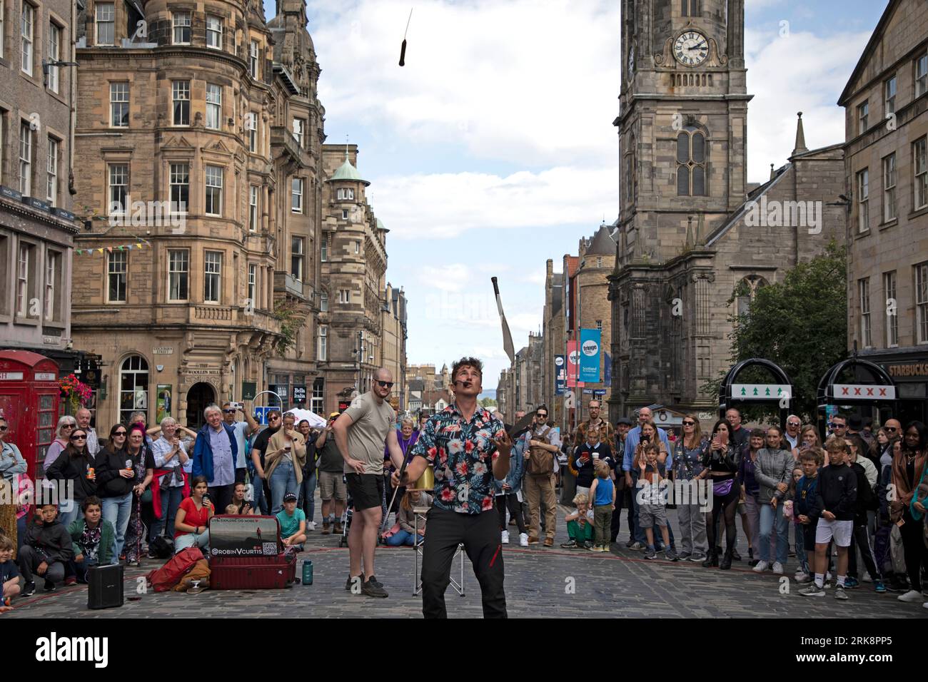 Royal Mile, Edinburgh, Scotland, UK. 24 August 2023.  Final sunny Thursday for street performers and those seeking entertainment on the High Street of the capital city. Streets are quiter than would be expected allowing more room for people to move around. Temperature around 18 degrees centigrade. Pictured: Street Performer juggler RobinVCurtis. Credit: Archwhite/alamy live news. Stock Photo