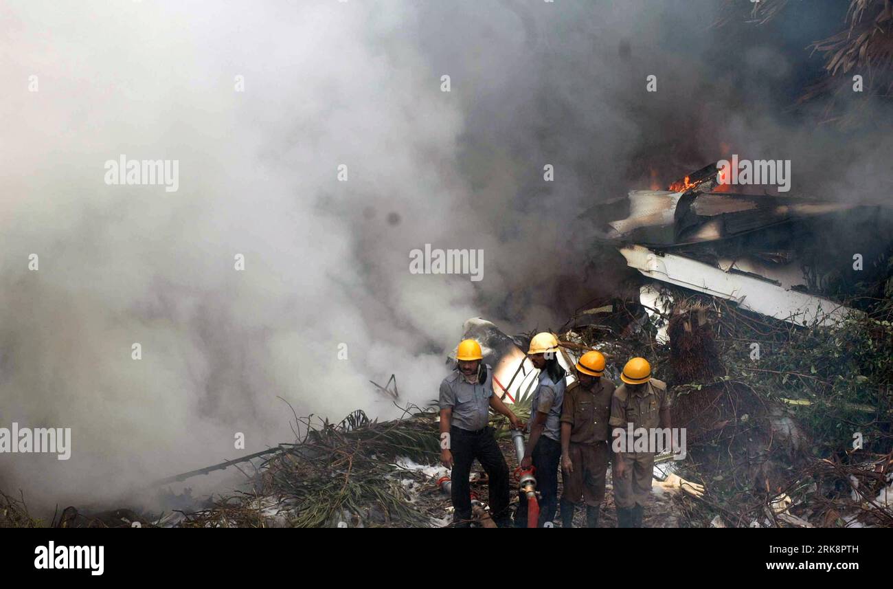 Bildnummer: 54067771  Datum: 22.05.2010  Copyright: imago/Xinhua (100522) -- MANGALORE, May 22, 2010 (Xinhua) -- Photo taken on May 22, 2010 shows the site of the plane crash in the southern Indian city of Mangalore. About 160 were confirmed killed when an Air India Express flying from Dubai, the United Arab Emirates, to the southern Indian city of Mangalore crashed near the airport early Saturday, said officials. (Xinhua/Stringer) (jl) INDIA-MANGALORE-PLANE CRASH PUBLICATIONxNOTxINxCHN Indien Unglück Flugzeugunglück Katastrophe Flugzeugkastastrophe Flugzeug Brand premiumd xint kbdig xkg 2010 Stock Photo