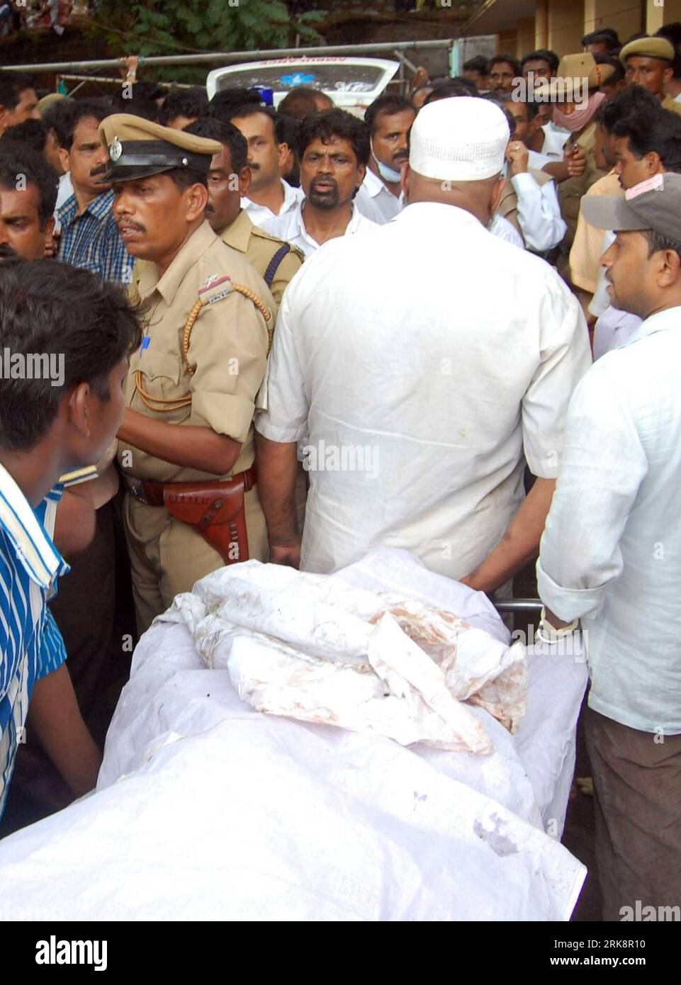 Bildnummer: 54068842  Datum: 22.05.2010  Copyright: imago/Xinhua (100522) -- MANGALORE, May 22, 2010 (Xinhua) -- The body of a victim in a plane crash is carried to a hospital for identification in the southern Indian city of Mangalore, May 22, 2010. A total of 158 of all 166 on board the plane of Air India Express were confirmed dead in the crash when it was landing at an airport in Mangalore early Saturday. The plane was flying from Dubai of the United Arab Emirates to Mangalore. (Xinhua) (ypf) (2)INDIA-MANGALORE-PLANE CRASH-VICTIM-IDENTIFICATION PUBLICATIONxNOTxINxCHN Indien Unglück Flugzeu Stock Photo