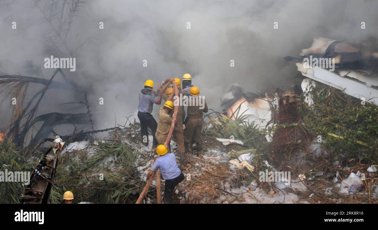 Bildnummer: 54068846  Datum: 22.05.2010  Copyright: imago/Xinhua (100522) -- MANGALORE, May 22, 2010 (Xinhua) -- Rescuers work at the scene of the air crash in Mangalore, southern Indian state of Karnataka, May 22, 2010. At least 160 were killed when a state-run Air India Express aircraft, with 168 on board, overshot a runway during landing and crashed near Mangalore airport in the southern Indian state of Karnataka early Saturday morning. (Xinhua) (gj) (1)INDIA-MANGALORE-AIR CRASH-SCENE PUBLICATIONxNOTxINxCHN Indien Unglück Flugzeugunglück Katastrophe Flugzeugkatastrophe Flugzeug Brand premiu Stock Photo