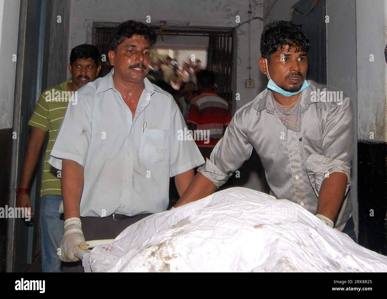 Bildnummer: 54068843  Datum: 22.05.2010  Copyright: imago/Xinhua (100522) -- MANGALORE, May 22, 2010 (Xinhua) -- The body of a victim in a plane crash is carried to a hospital for identification in the southern Indian city of Mangalore, May 22, 2010. A total of 158 of all 166 on board the plane of Air India Express were confirmed dead in the crash when it was landing at an airport in Mangalore early Saturday. The plane was flying from Dubai of the United Arab Emirates to Mangalore. (Xinhua) (ypf) (4)INDIA-MANGALORE-PLANE CRASH-VICTIM-IDENTIFICATION PUBLICATIONxNOTxINxCHN Indien Unglück Flugzeu Stock Photo