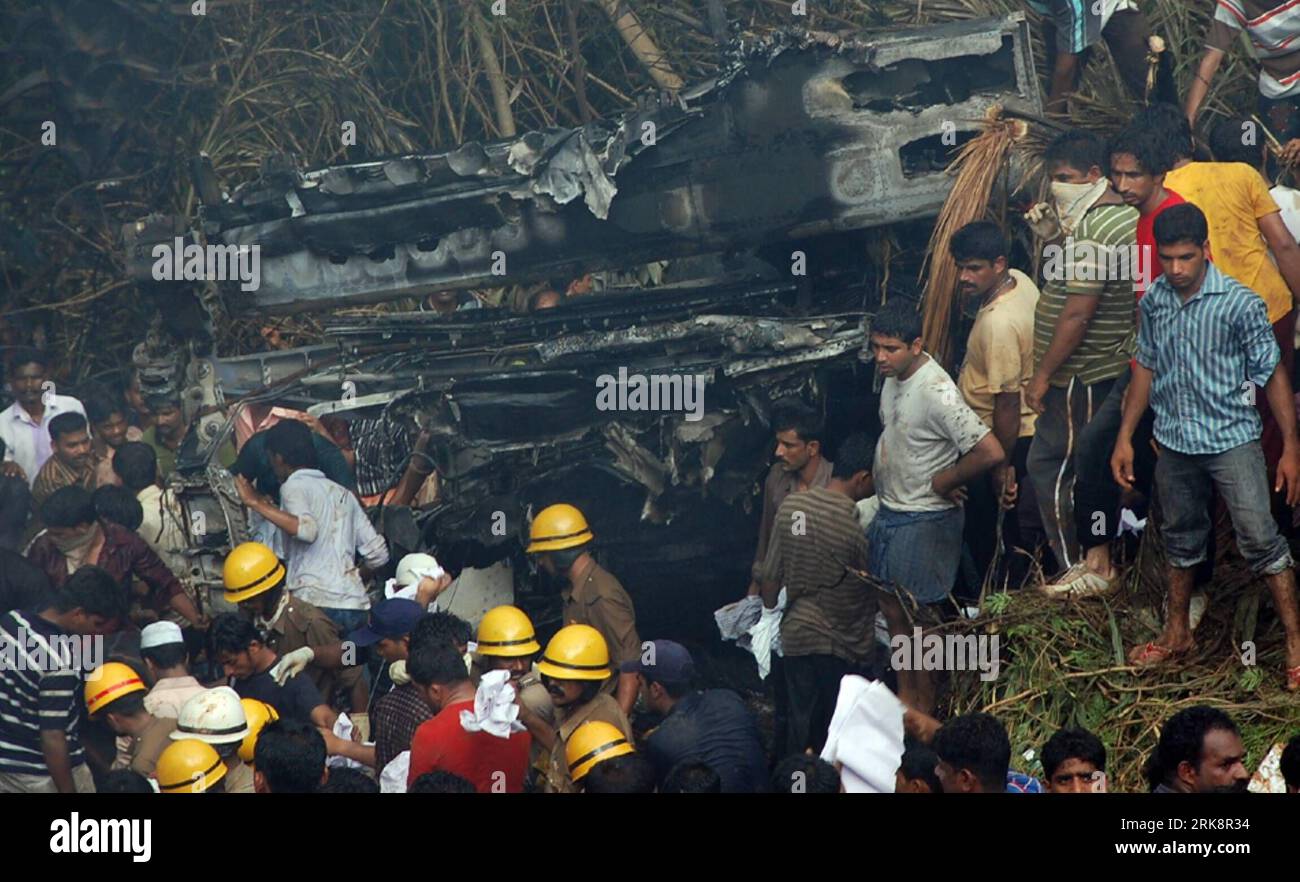 Bildnummer: 54068847  Datum: 22.05.2010  Copyright: imago/Xinhua (100522) -- MANGALORE, May 22, 2010 (Xinhua) -- Rescuers work at the scene of the air crash in Mangalore, southern Indian state of Karnataka, May 22, 2010. At least 160 were killed when a state-run Air India Express aircraft, with 168 on board, overshot a runway during landing and crashed near Mangalore airport in the southern Indian state of Karnataka early Saturday morning. (Xinhua) (gj) (2)INDIA-MANGALORE-AIR CRASH-SCENE PUBLICATIONxNOTxINxCHN Indien Unglück Flugzeugunglück Katastrophe Flugzeugkatastrophe Flugzeug Brand premiu Stock Photo